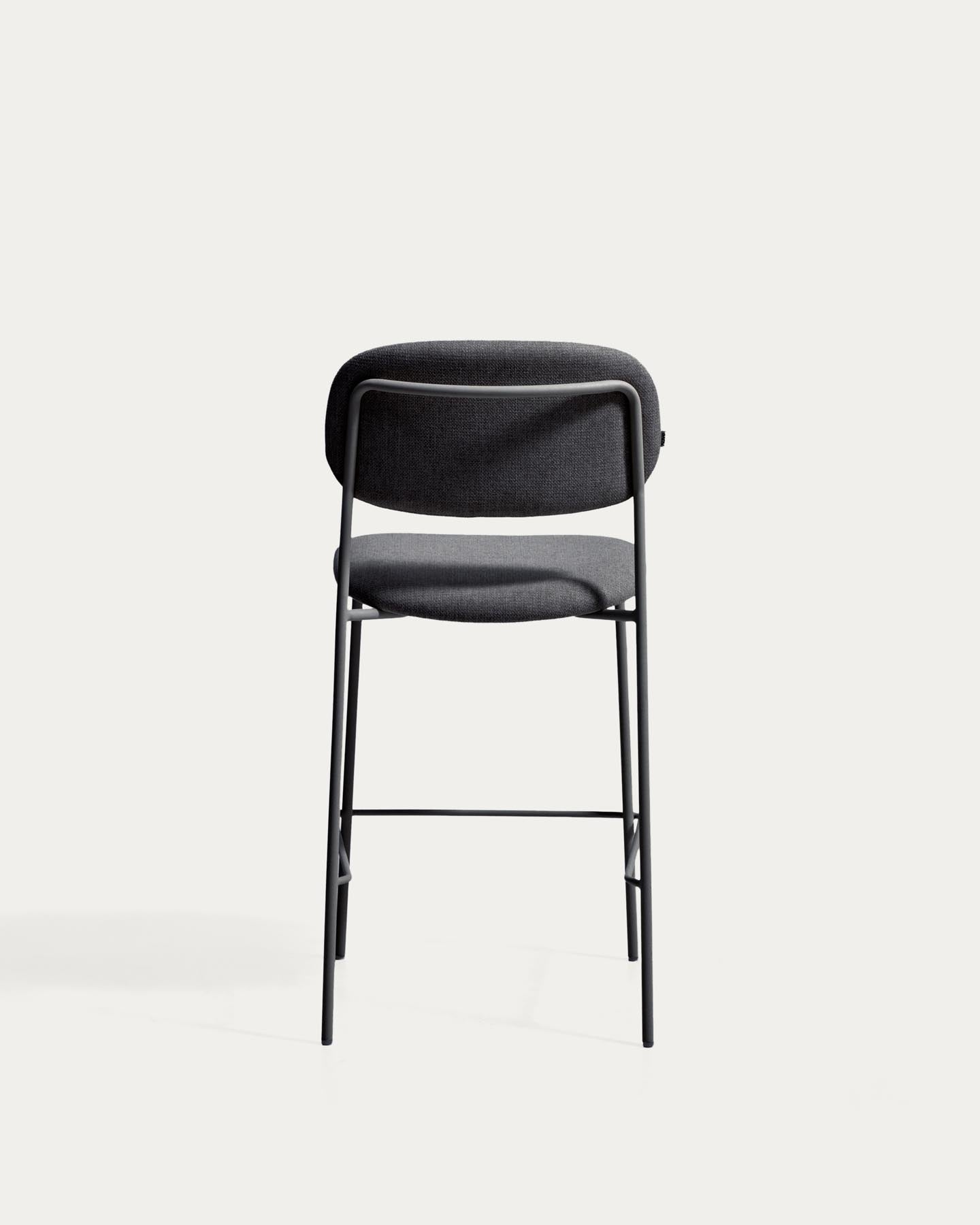 Stapelbarer Hocker Meli mit grauer Chenille und Beinen aus grauem Metall, FSC Mix Credit, 65 cm in Grau präsentiert im Onlineshop von KAQTU Design AG. Barhocker ist von Kave Home