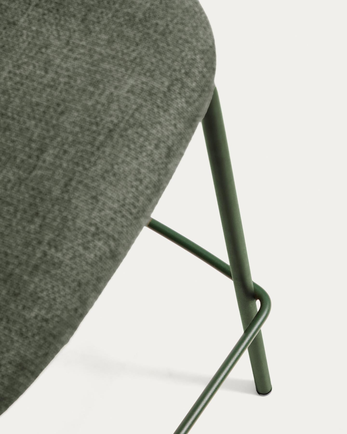 Stapelbarer Hocker Meli mit grüner Chenille und Beinen aus grünem Metall, FSC Mix Credit, 65 cm in Grün präsentiert im Onlineshop von KAQTU Design AG. Barhocker ist von Kave Home
