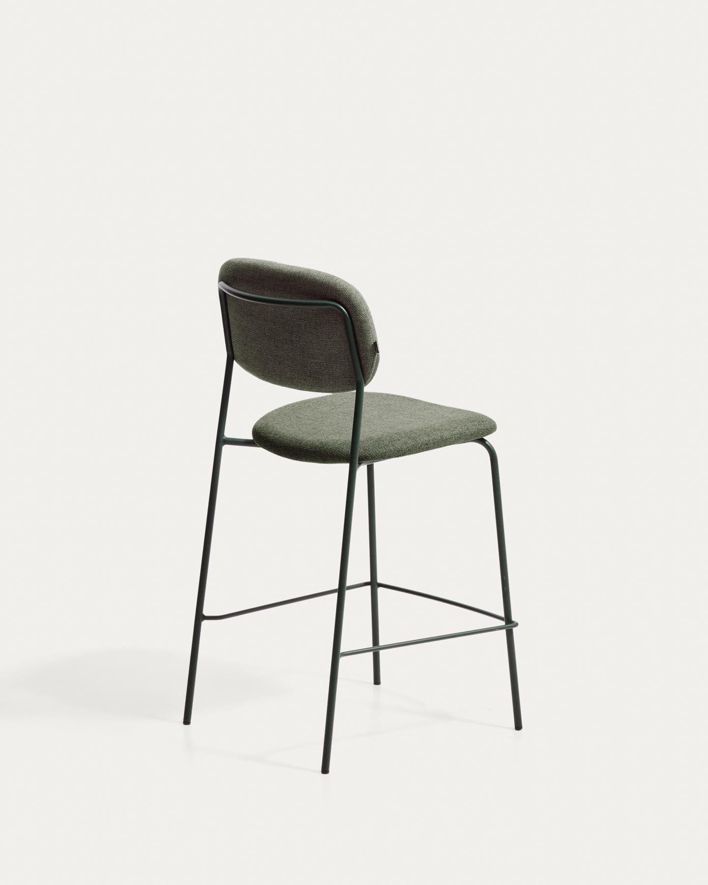 Stapelbarer Hocker Meli mit grüner Chenille und Beinen aus grünem Metall, FSC Mix Credit, 65 cm in Grün präsentiert im Onlineshop von KAQTU Design AG. Barhocker ist von Kave Home