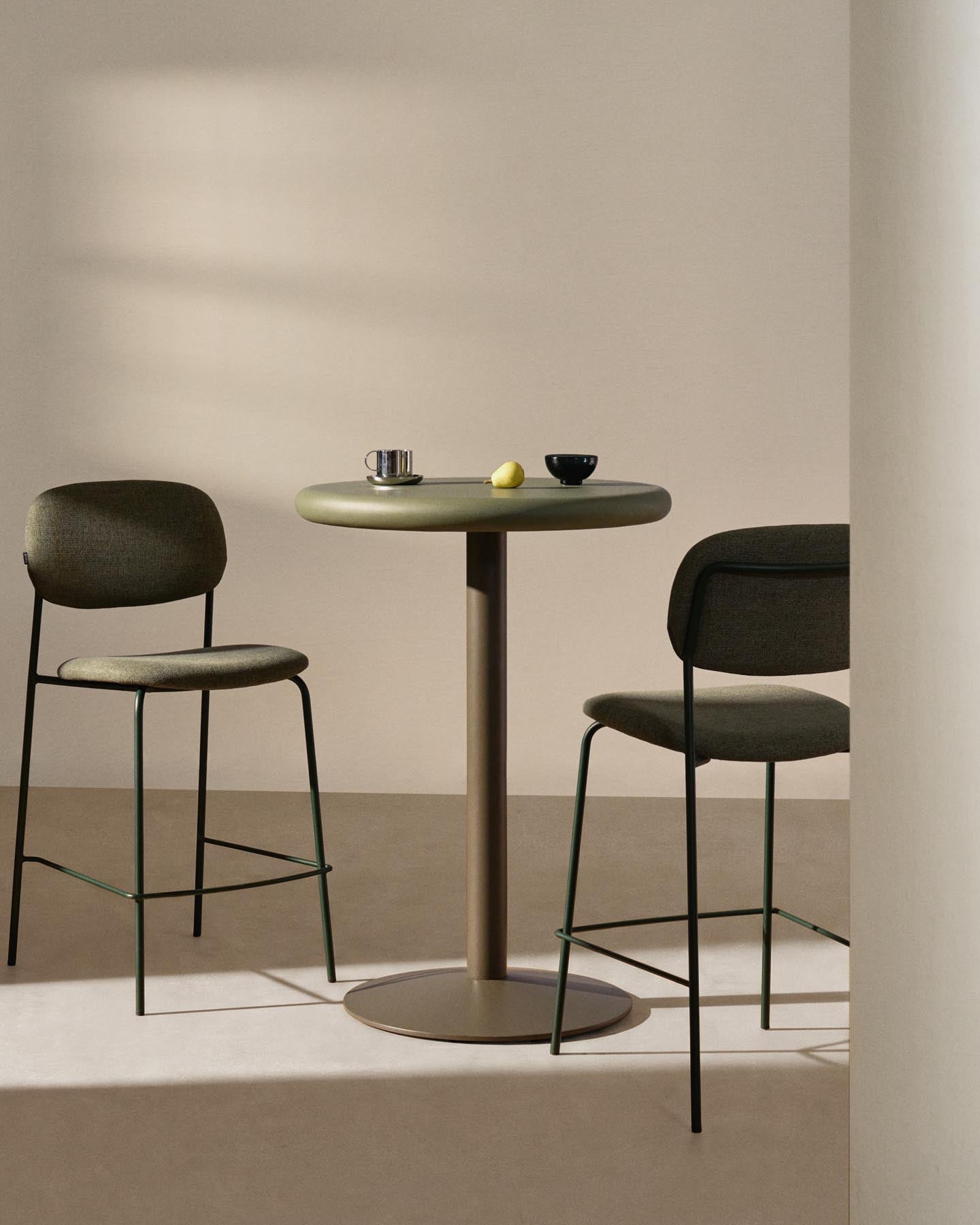 Stapelbarer Hocker Meli mit grüner Chenille und Beinen aus grünem Metall, FSC Mix Credit, 65 cm in Grün präsentiert im Onlineshop von KAQTU Design AG. Barhocker ist von Kave Home