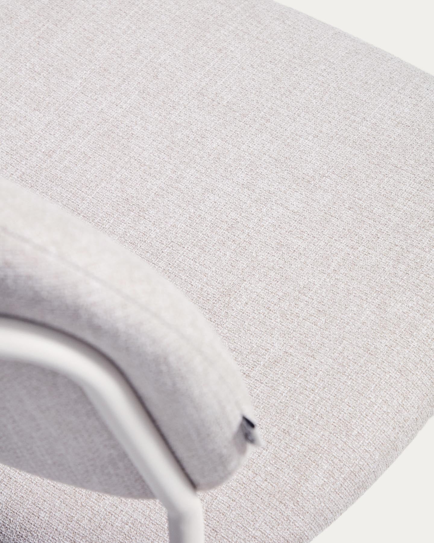 Stapelbarer Hocker Meli mit beiger Chenille und Beinen aus beigem Metall, FSC Mix Credit, 65 cm in Beige präsentiert im Onlineshop von KAQTU Design AG. Barhocker ist von Kave Home