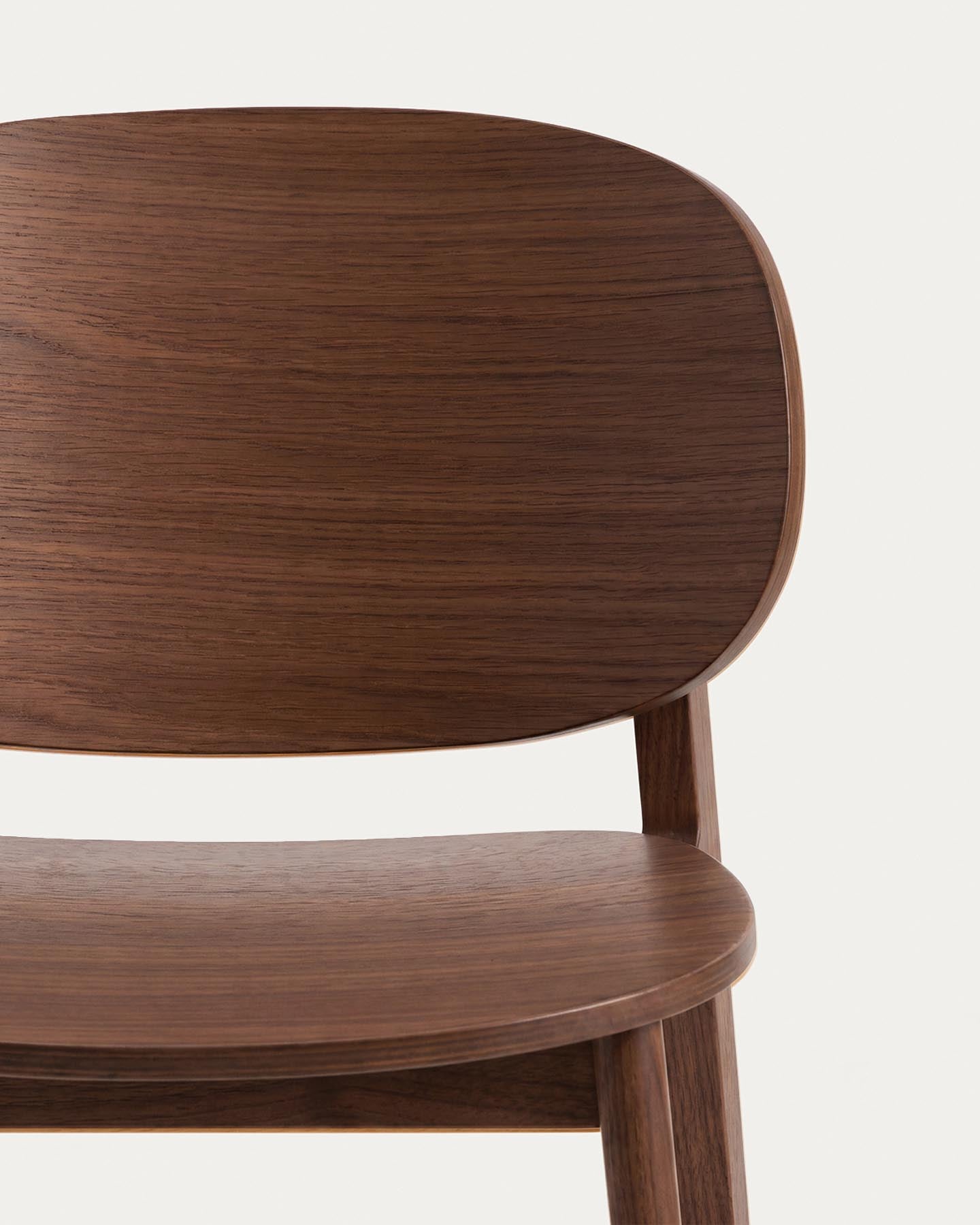 Stuhl Ludara aus Eichenfurnier mit Nussbaumfinish  in Braun präsentiert im Onlineshop von KAQTU Design AG. Stuhl ist von Kave Home
