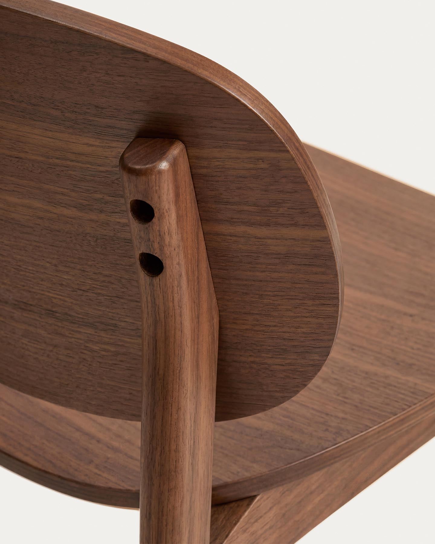 Stuhl Ludara aus Eichenfurnier mit Nussbaumfinish  in Braun präsentiert im Onlineshop von KAQTU Design AG. Stuhl ist von Kave Home