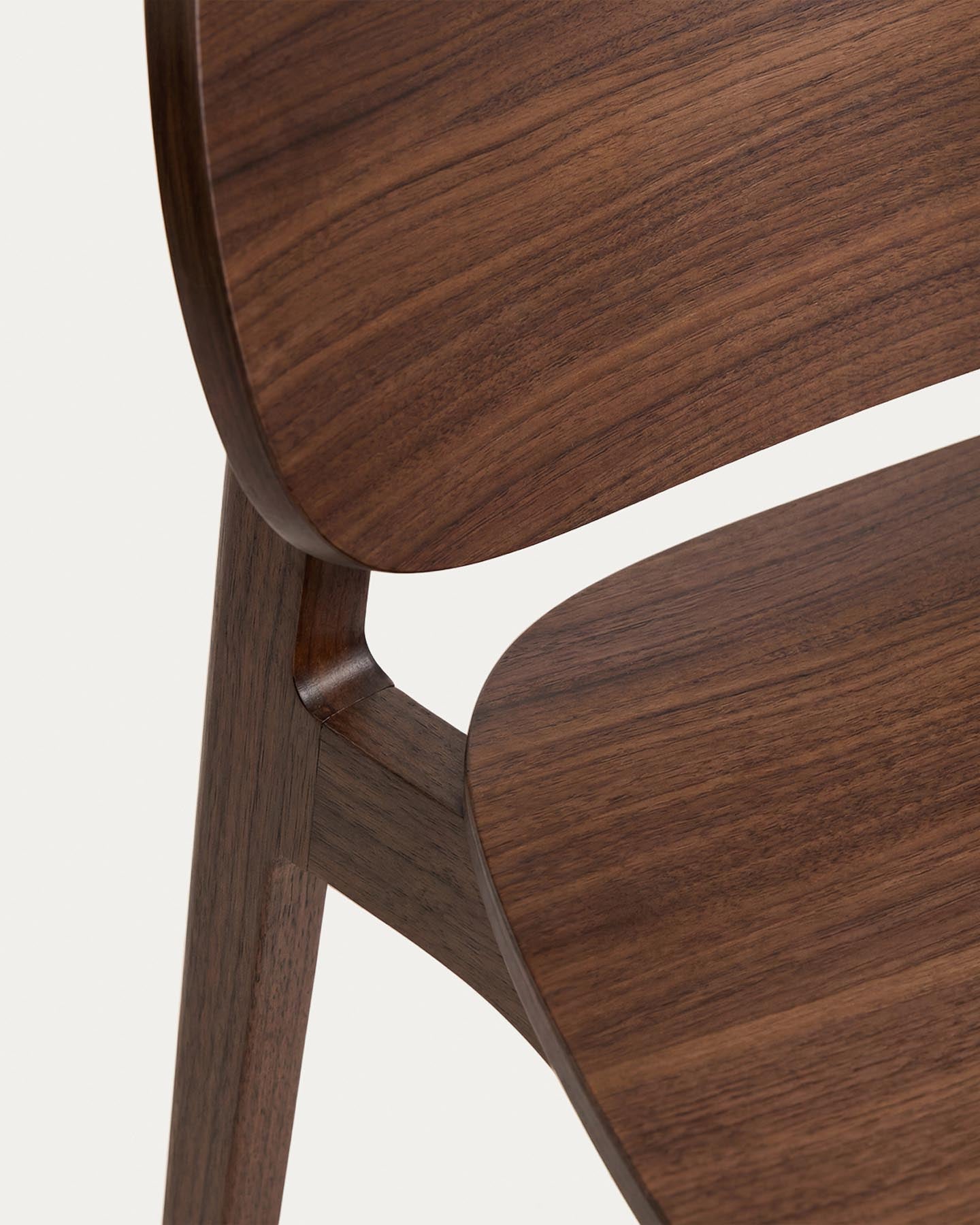 Stuhl Ludara aus Eichenfurnier mit Nussbaumfinish  in Braun präsentiert im Onlineshop von KAQTU Design AG. Stuhl ist von Kave Home
