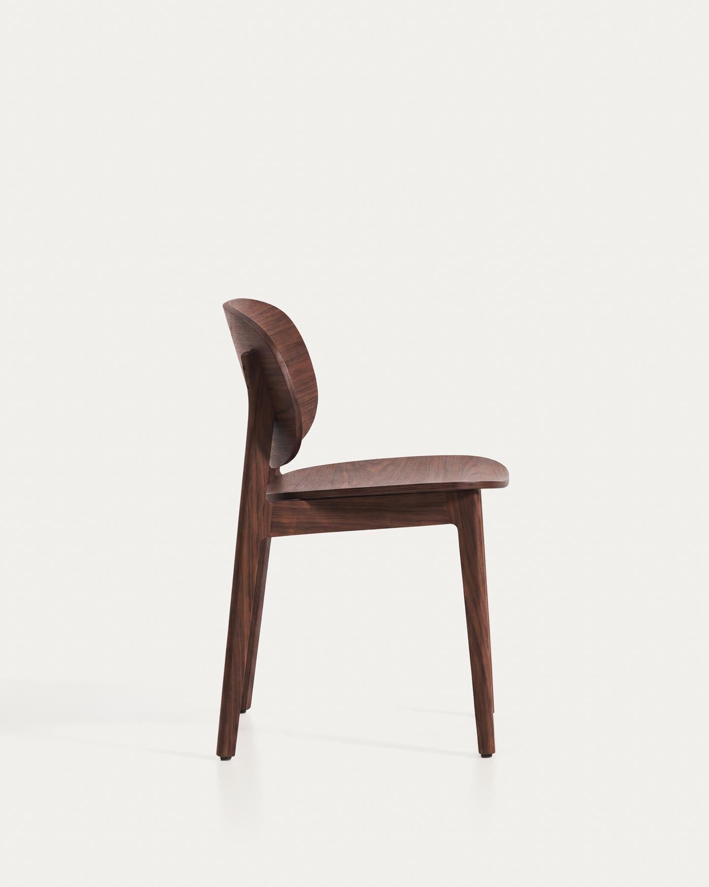 Stuhl Ludara aus Eichenfurnier mit Nussbaumfinish  in Braun präsentiert im Onlineshop von KAQTU Design AG. Stuhl ist von Kave Home