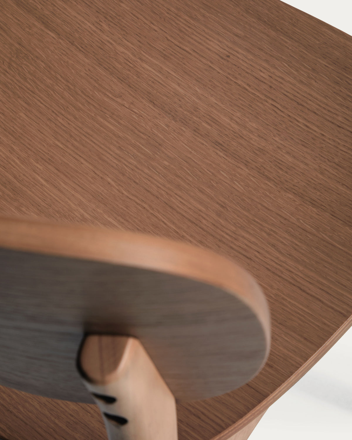 Stuhl Ludara aus Eichenfurnier mit Nussbaumfinish in Braun präsentiert im Onlineshop von KAQTU Design AG. Stuhl ist von Kave Home