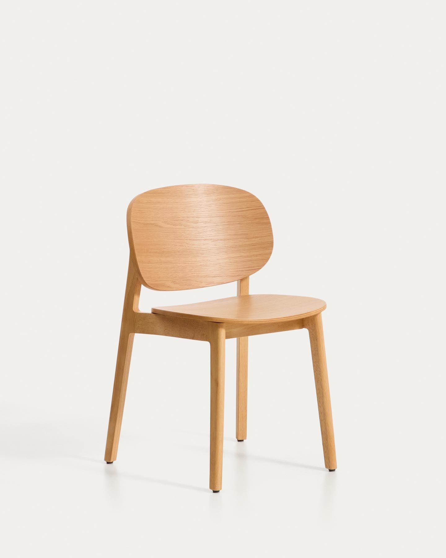 Stuhl Ludara aus Eichenfurnier  in Natur präsentiert im Onlineshop von KAQTU Design AG. Stuhl ist von Kave Home