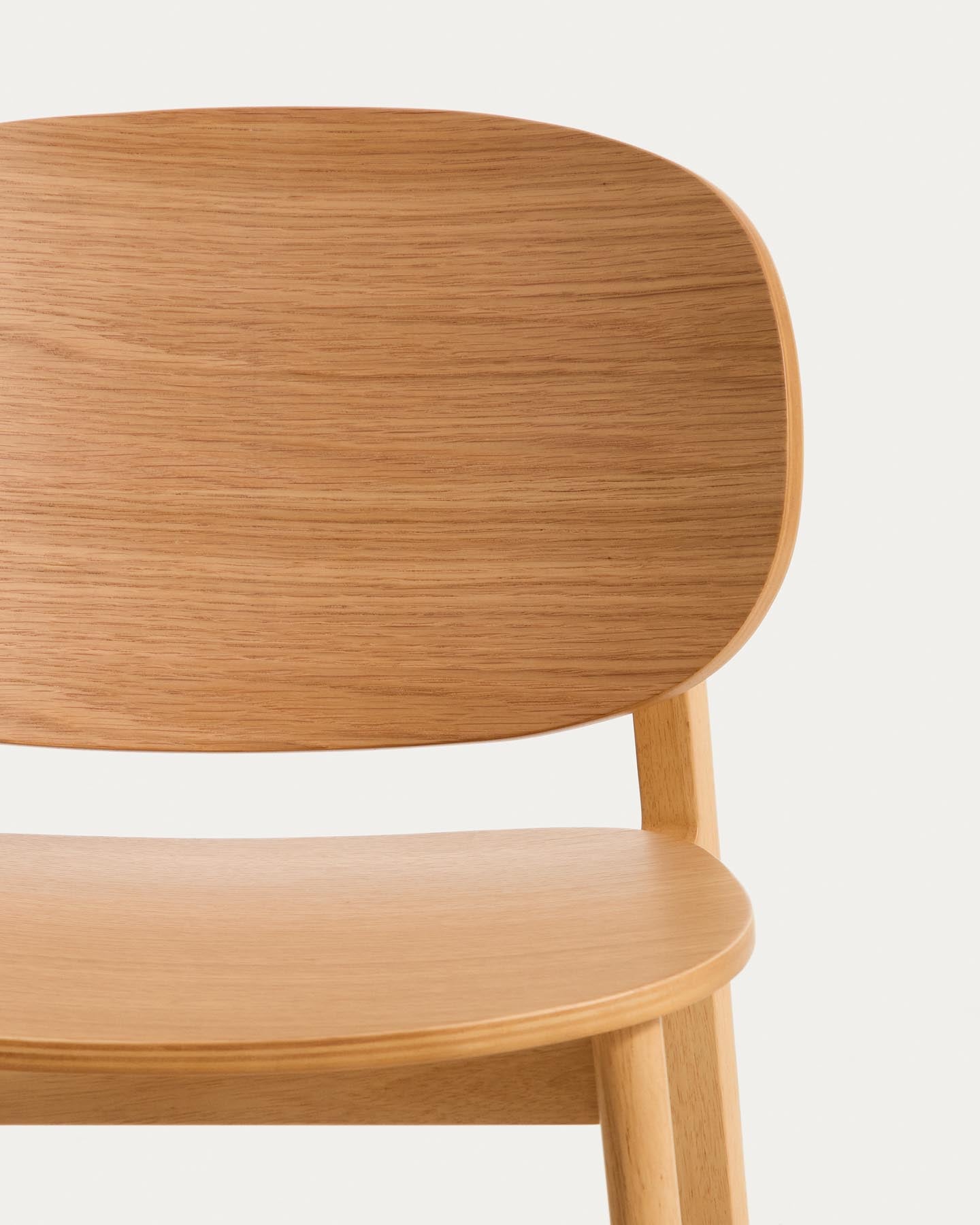Stuhl Ludara aus Eichenfurnier  in Natur präsentiert im Onlineshop von KAQTU Design AG. Stuhl ist von Kave Home