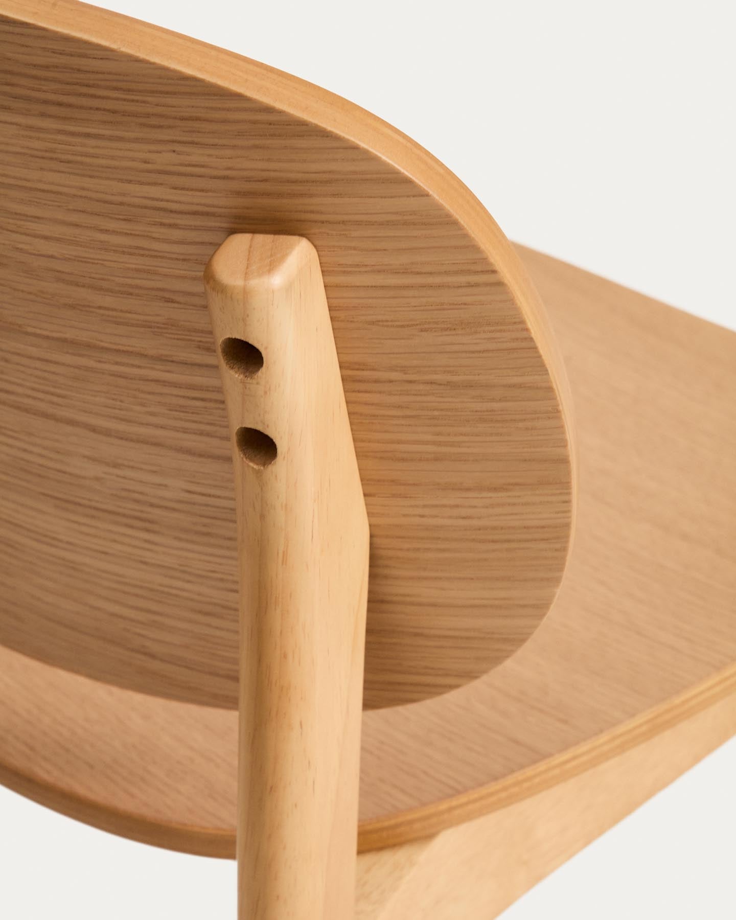 Stuhl Ludara aus Eichenfurnier  in Natur präsentiert im Onlineshop von KAQTU Design AG. Stuhl ist von Kave Home