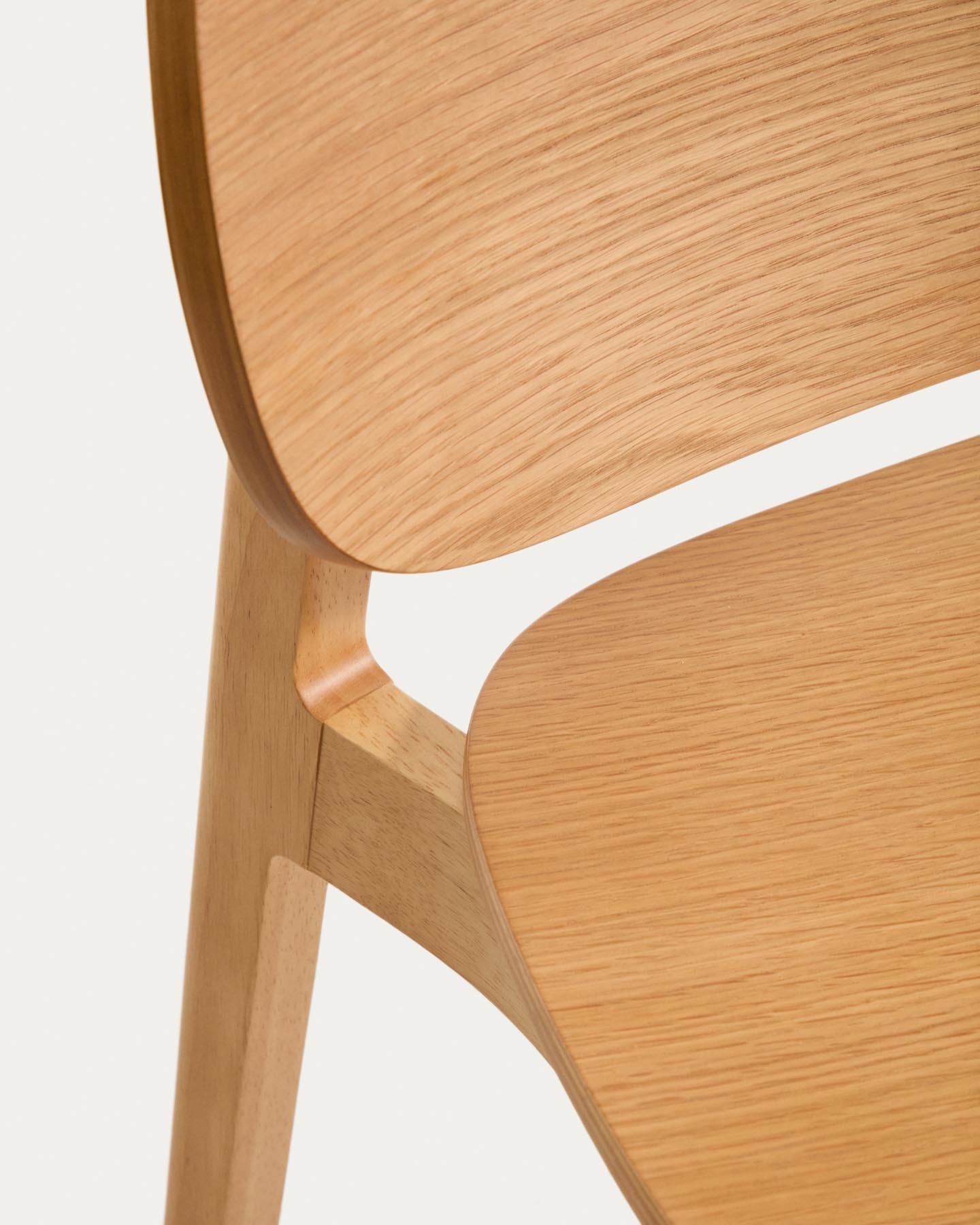 Stuhl Ludara aus Eichenfurnier  in Natur präsentiert im Onlineshop von KAQTU Design AG. Stuhl ist von Kave Home
