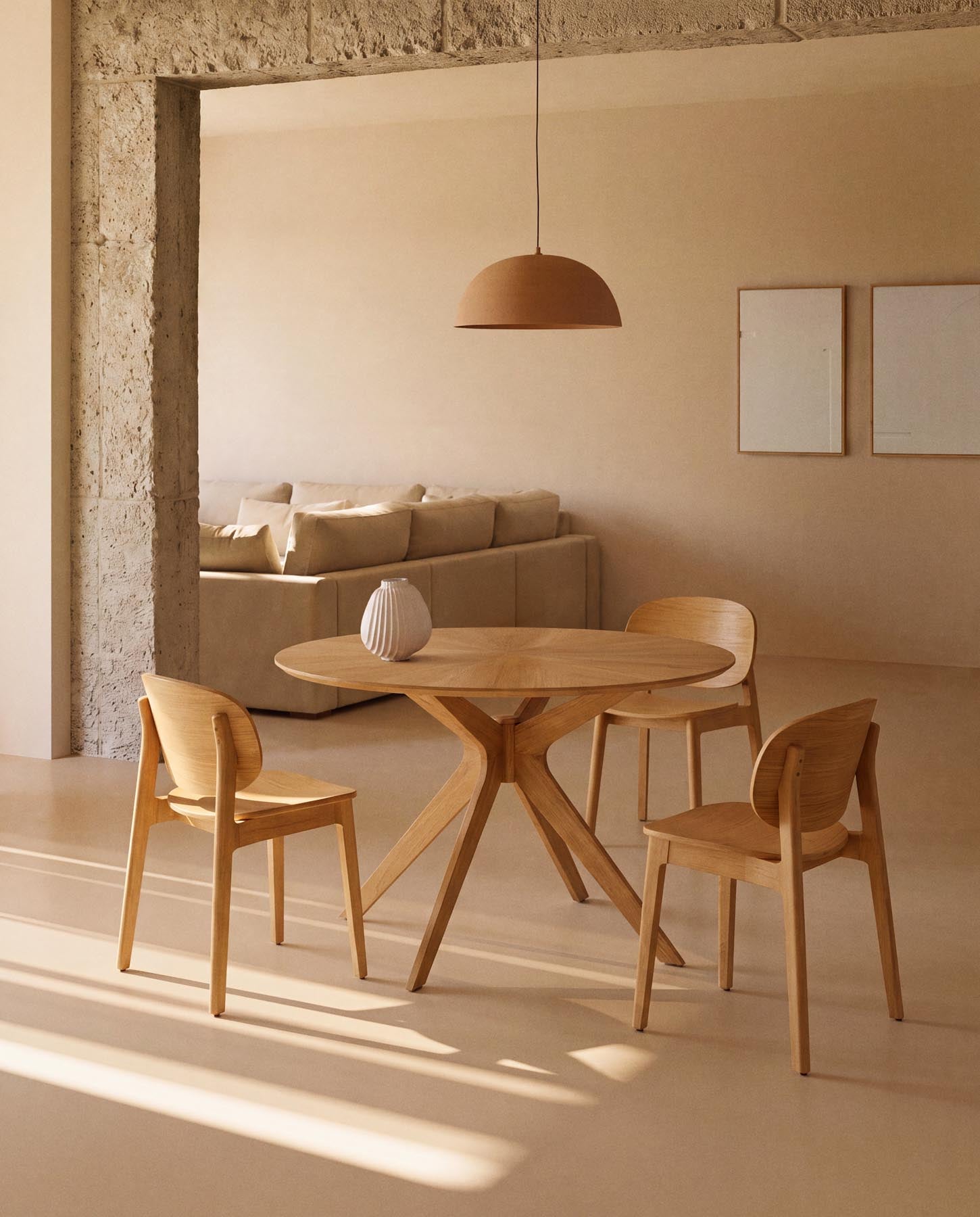 Stuhl Ludara aus Eichenfurnier  in Natur präsentiert im Onlineshop von KAQTU Design AG. Stuhl ist von Kave Home