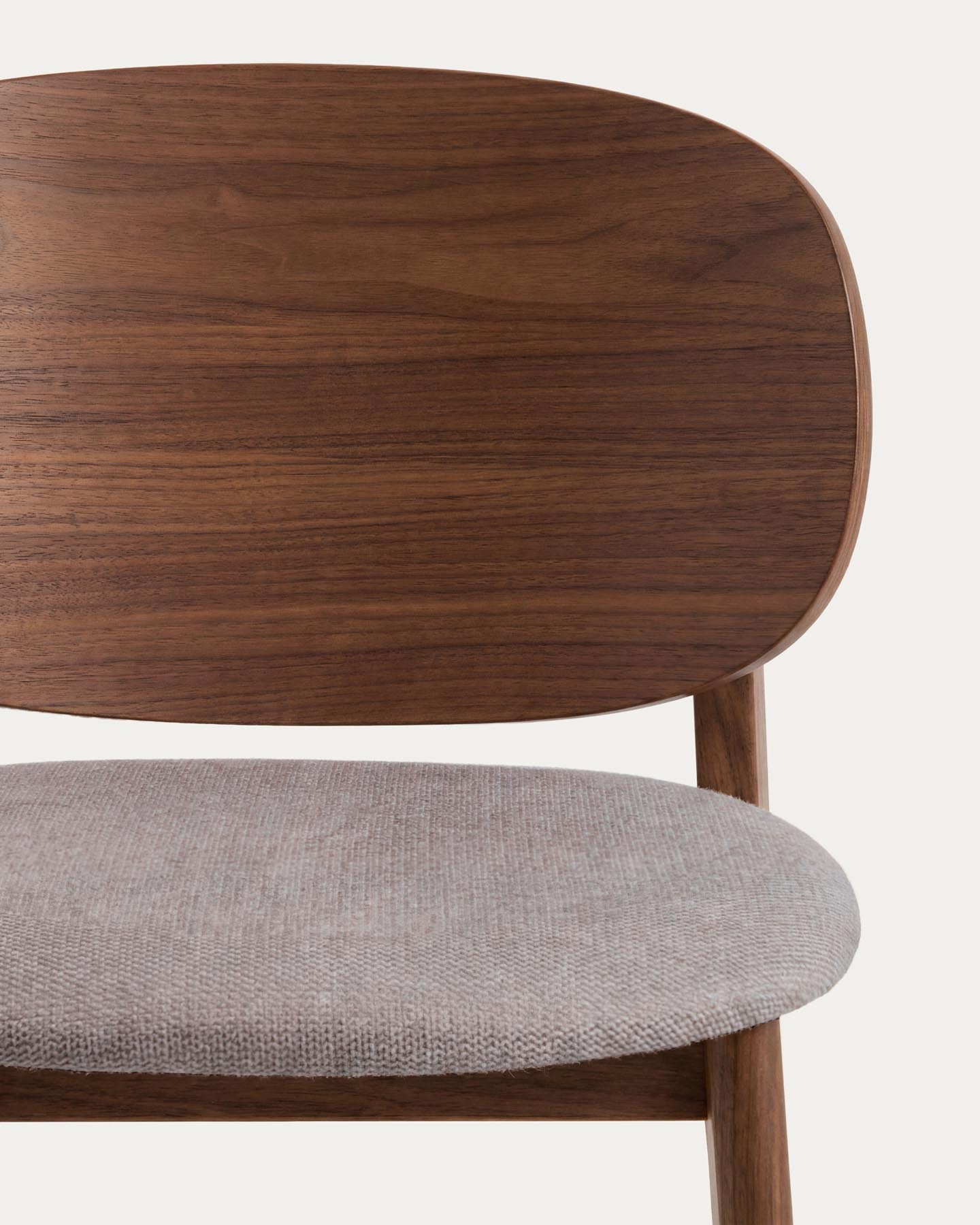 Stuhl Ludara aus Eichenfurnier mit Nussbaumfinish und brauner Chenille  in Braun präsentiert im Onlineshop von KAQTU Design AG. Stuhl ist von Kave Home