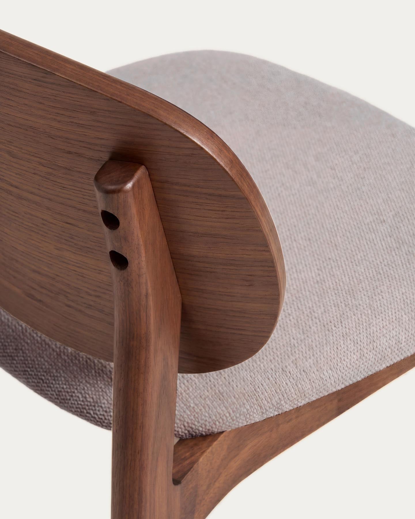 Stuhl Ludara aus Eichenfurnier mit Nussbaumfinish und brauner Chenille  in Braun präsentiert im Onlineshop von KAQTU Design AG. Stuhl ist von Kave Home