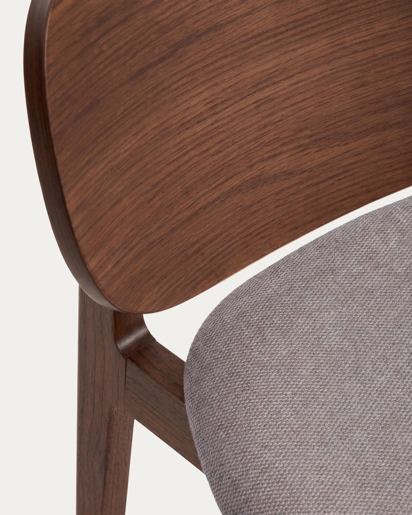 Stuhl Ludara aus Eichenfurnier mit Nussbaumfinish und brauner Chenille  in Braun präsentiert im Onlineshop von KAQTU Design AG. Stuhl ist von Kave Home