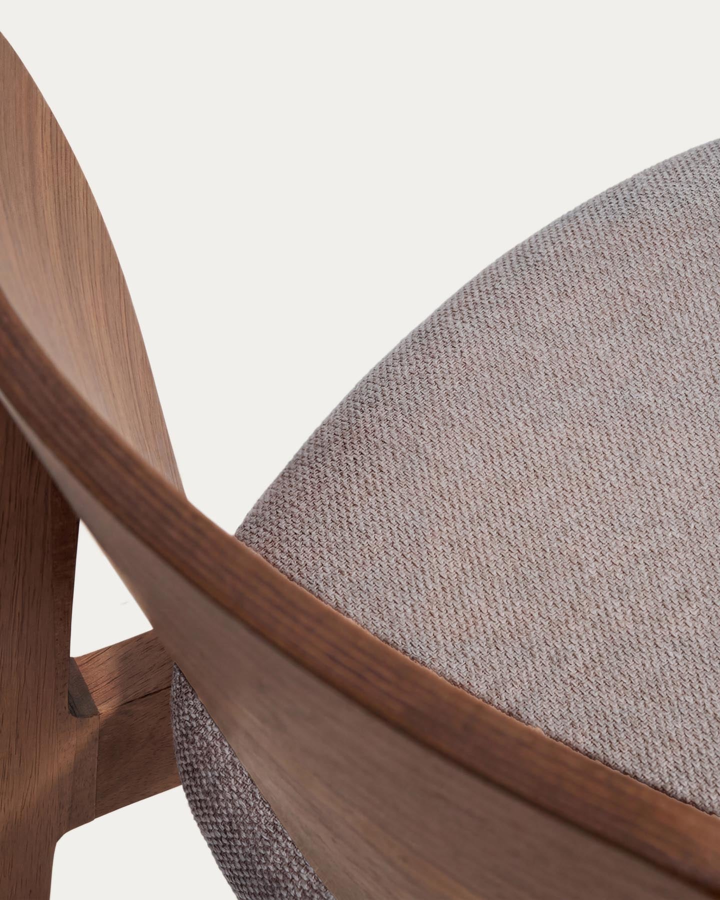Stuhl Ludara aus Eichenfurnier mit Nussbaumfinish und brauner Chenille  in Braun präsentiert im Onlineshop von KAQTU Design AG. Stuhl ist von Kave Home