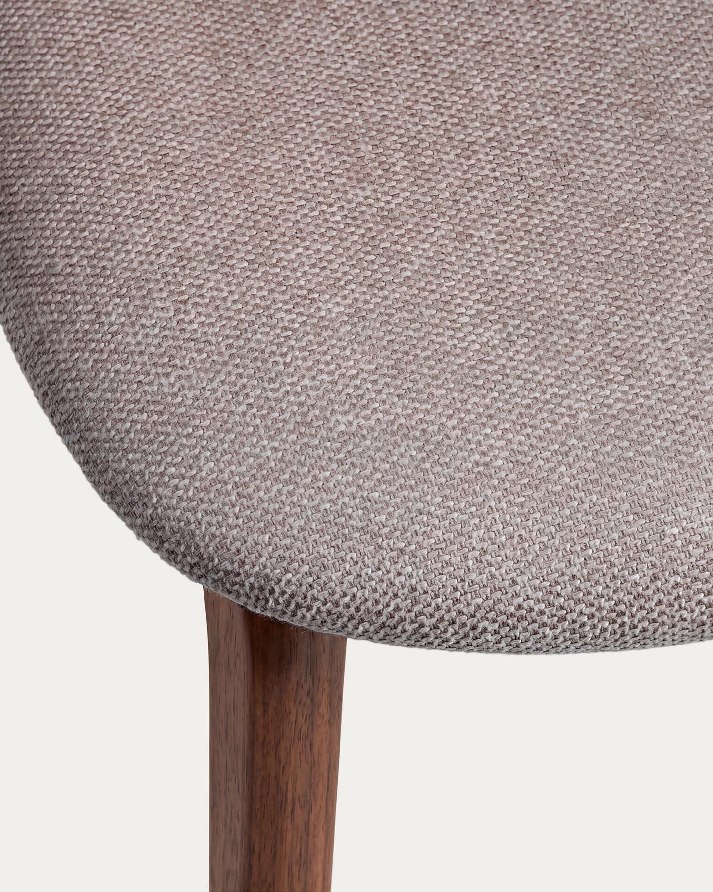 Stuhl Ludara aus Eichenfurnier mit Nussbaumfinish und brauner Chenille  in Braun präsentiert im Onlineshop von KAQTU Design AG. Stuhl ist von Kave Home