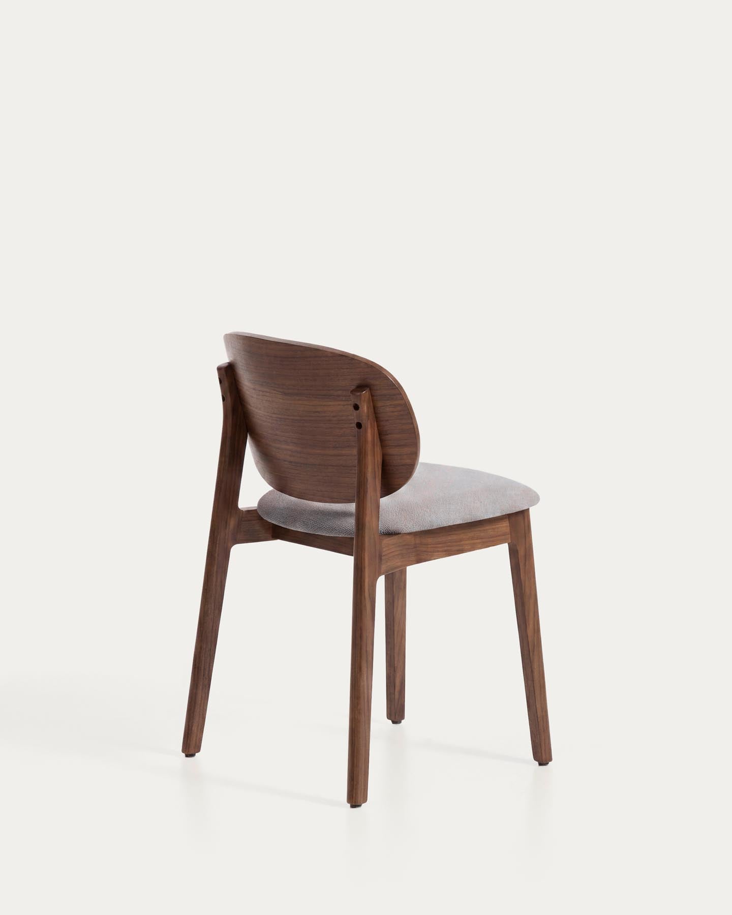 Stuhl Ludara aus Eichenfurnier mit Nussbaumfinish und brauner Chenille  in Braun präsentiert im Onlineshop von KAQTU Design AG. Stuhl ist von Kave Home