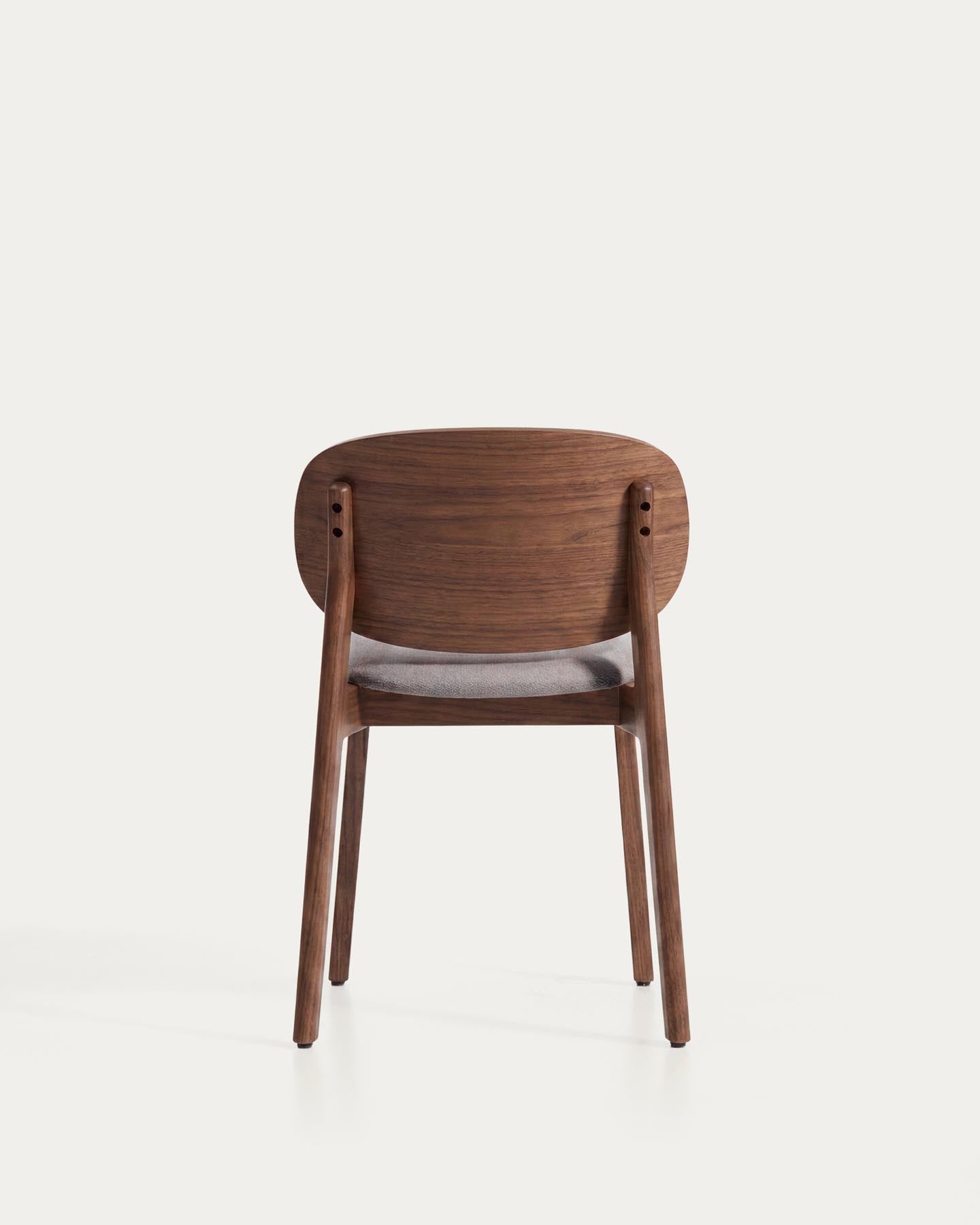 Stuhl Ludara aus Eichenfurnier mit Nussbaumfinish und brauner Chenille  in Braun präsentiert im Onlineshop von KAQTU Design AG. Stuhl ist von Kave Home
