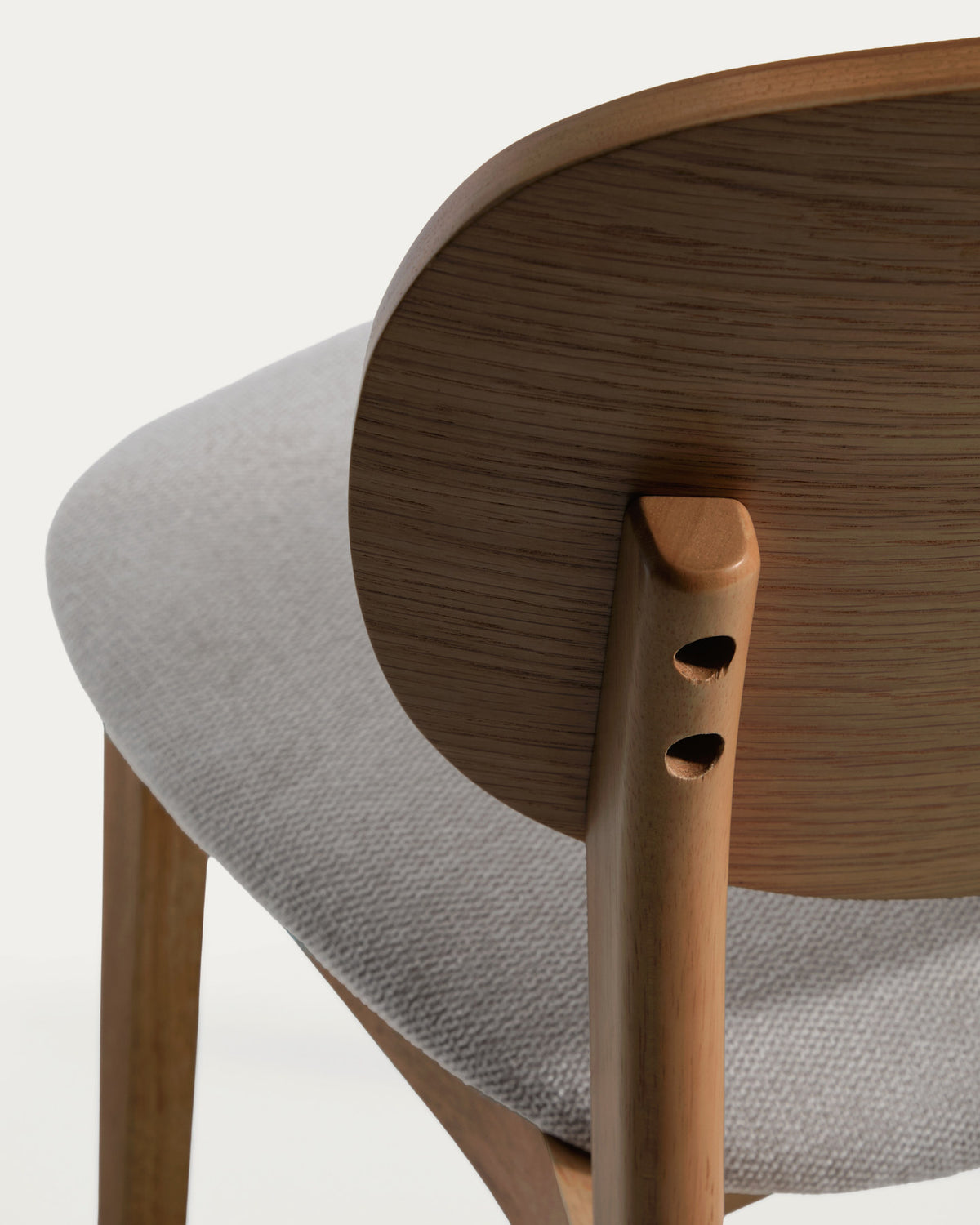Stuhl Ludara aus Eichenfurnier mit Nussbaumfinish und brauner Chenille in Braun präsentiert im Onlineshop von KAQTU Design AG. Stuhl ist von Kave Home