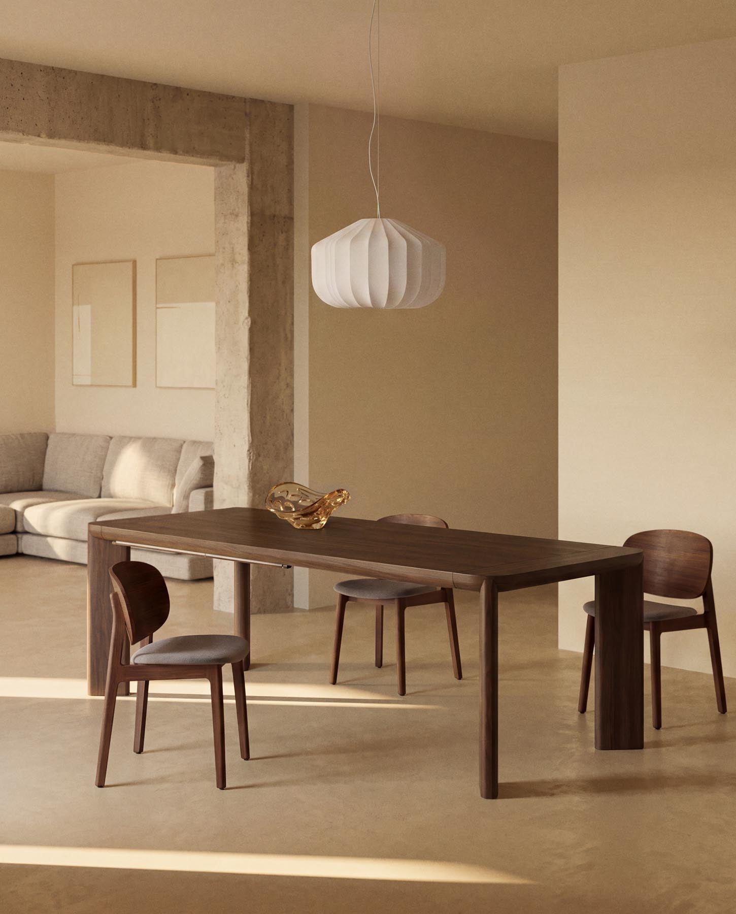 Stuhl Ludara aus Eichenfurnier mit Nussbaumfinish und brauner Chenille  in Braun präsentiert im Onlineshop von KAQTU Design AG. Stuhl ist von Kave Home