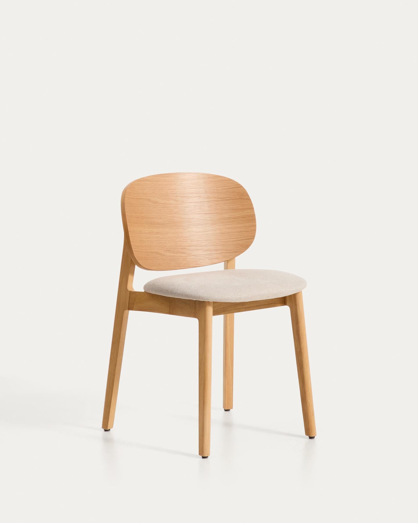 Stuhl Ludara aus Eichenfurnier mit beiger Chenille in Natur präsentiert im Onlineshop von KAQTU Design AG. Stuhl ist von Kave Home