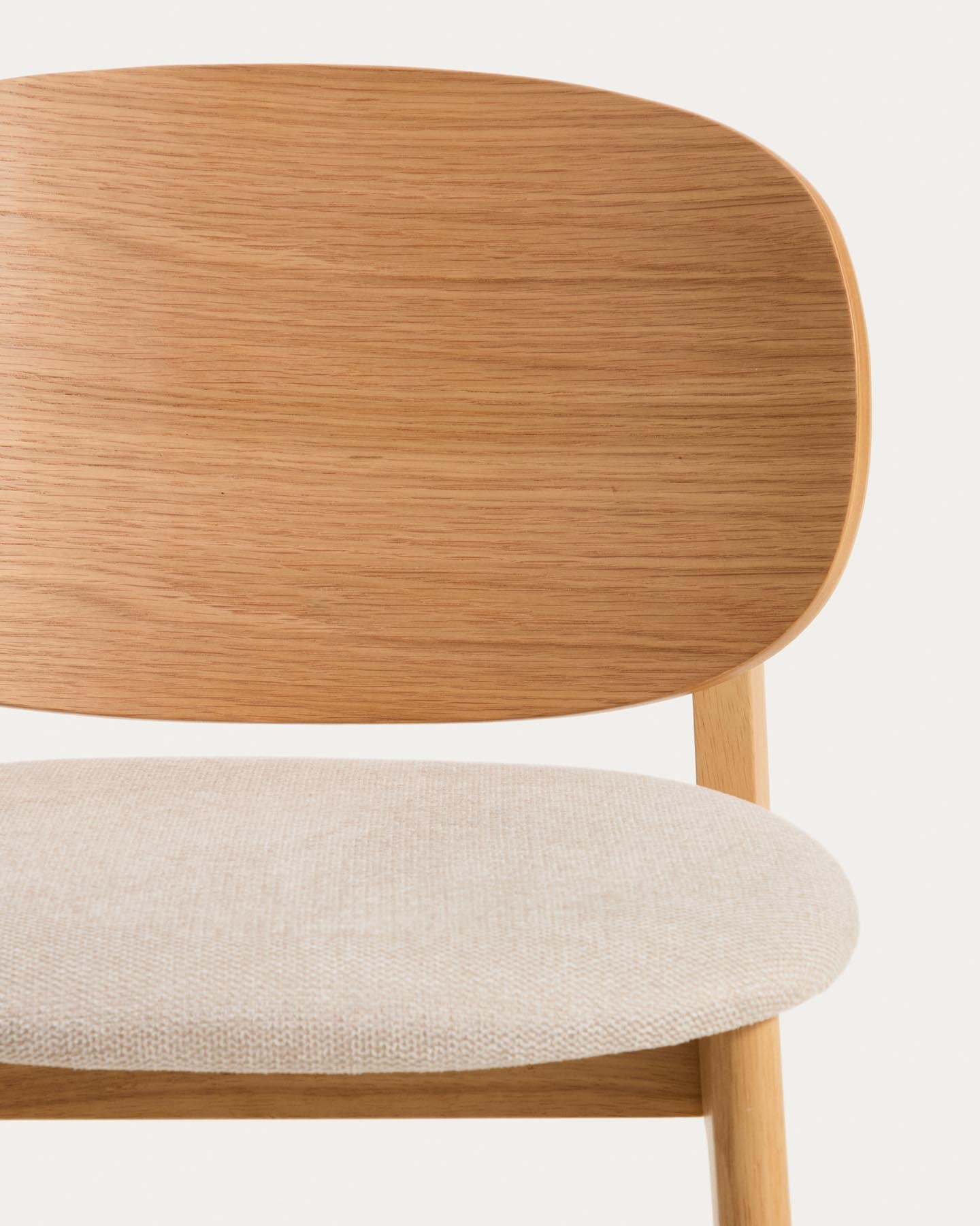 Stuhl Ludara aus Eichenfurnier mit beiger Chenille in Natur präsentiert im Onlineshop von KAQTU Design AG. Stuhl ist von Kave Home