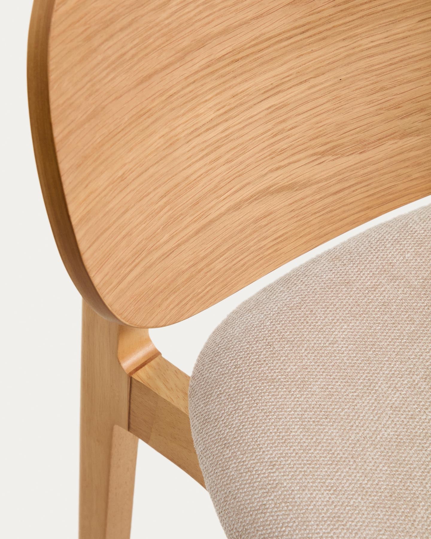 Stuhl Ludara aus Eichenfurnier mit beiger Chenille in Natur präsentiert im Onlineshop von KAQTU Design AG. Stuhl ist von Kave Home