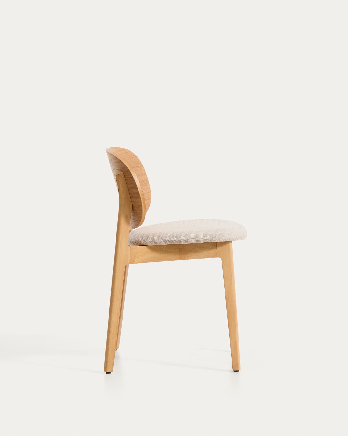 Stuhl Ludara aus Eichenfurnier mit beiger Chenille in Natur präsentiert im Onlineshop von KAQTU Design AG. Stuhl ist von Kave Home