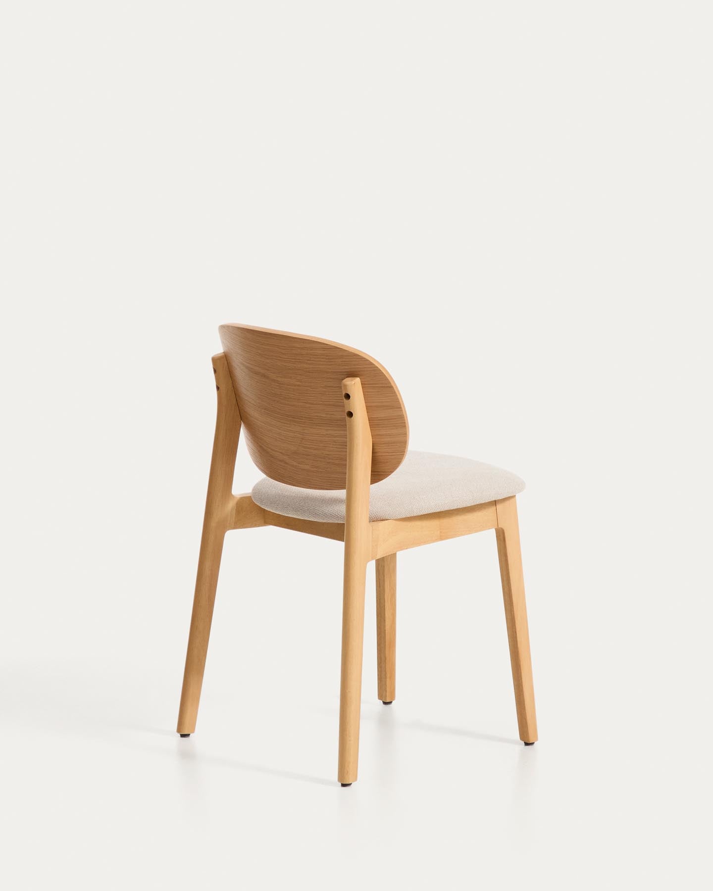 Stuhl Ludara aus Eichenfurnier mit beiger Chenille in Natur präsentiert im Onlineshop von KAQTU Design AG. Stuhl ist von Kave Home