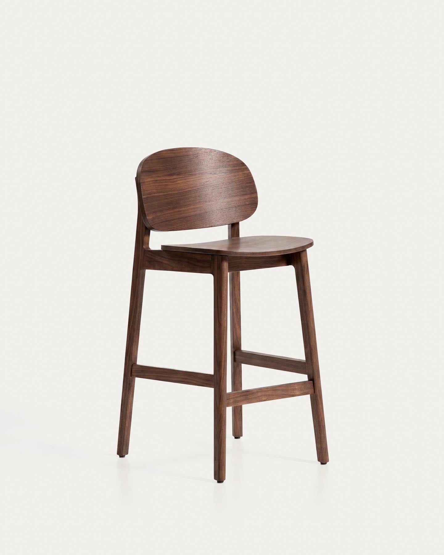 Hocker Ludara aus Eichenfurnier mit Nussbaumfinish, 65 cm in Braun präsentiert im Onlineshop von KAQTU Design AG. Barhocker ist von Kave Home