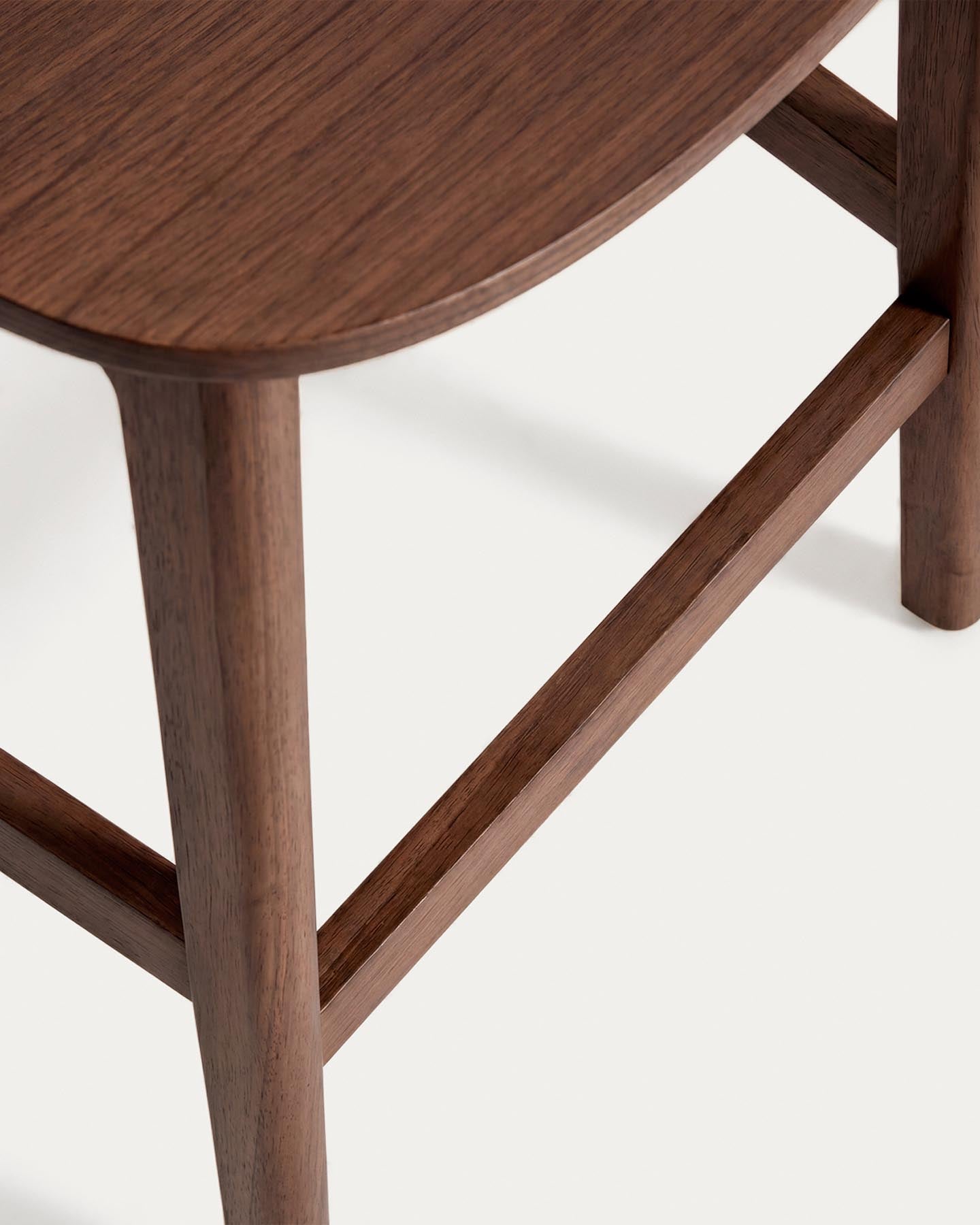 Hocker Ludara aus Eichenfurnier mit Nussbaumfinish, 65 cm in Braun präsentiert im Onlineshop von KAQTU Design AG. Barhocker ist von Kave Home