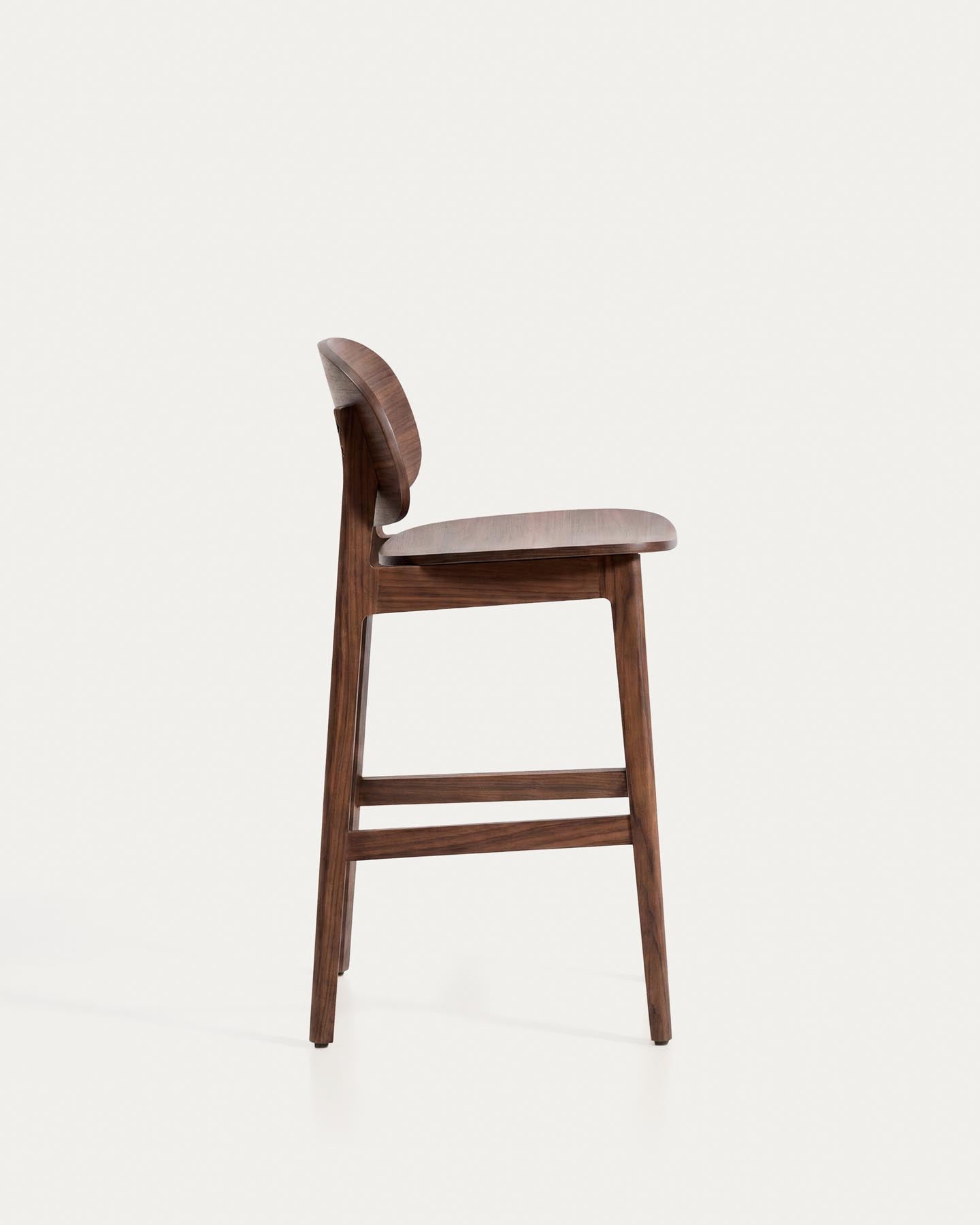 Hocker Ludara aus Eichenfurnier mit Nussbaumfinish, 65 cm in Braun präsentiert im Onlineshop von KAQTU Design AG. Barhocker ist von Kave Home