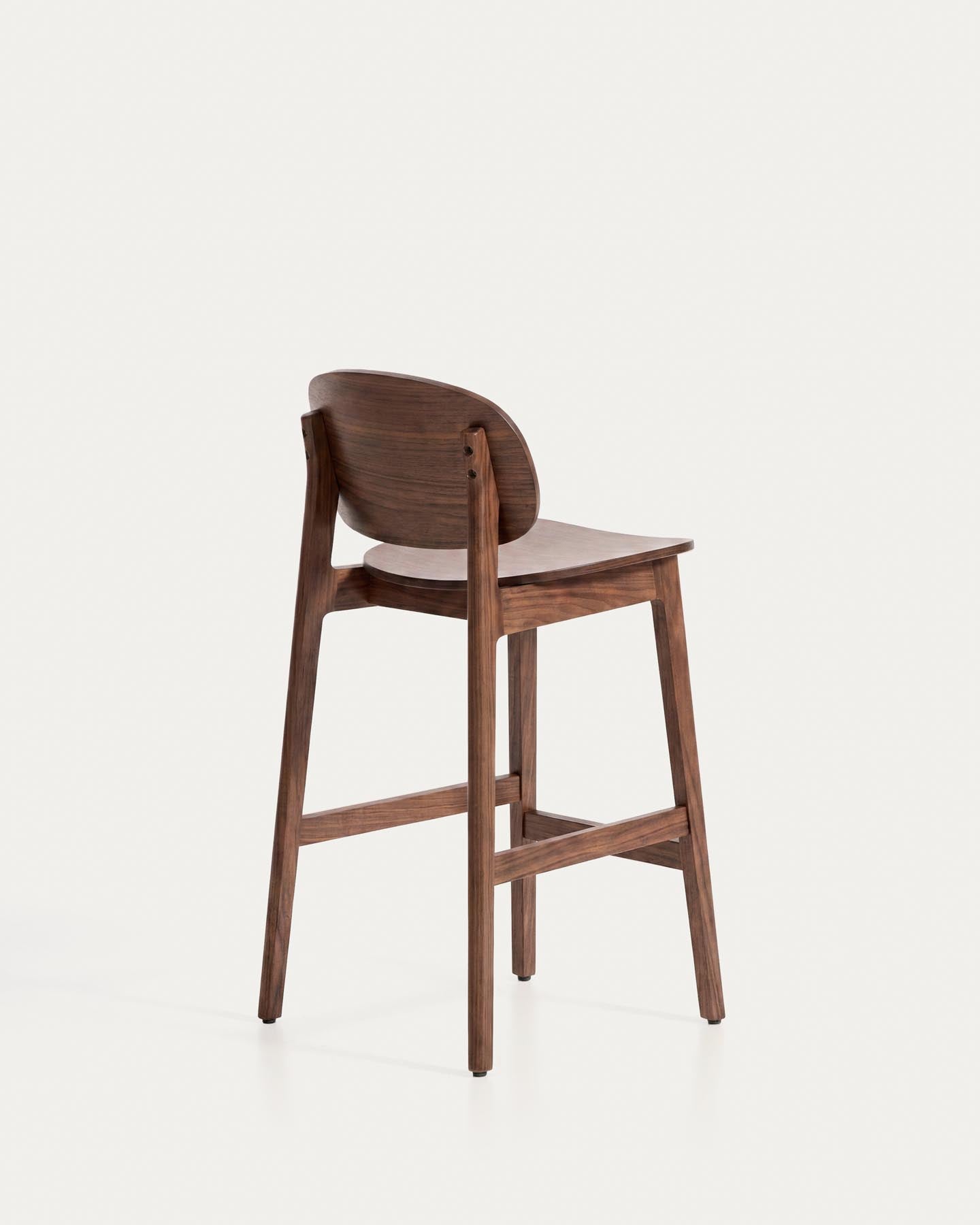 Hocker Ludara aus Eichenfurnier mit Nussbaumfinish, 65 cm in Braun präsentiert im Onlineshop von KAQTU Design AG. Barhocker ist von Kave Home