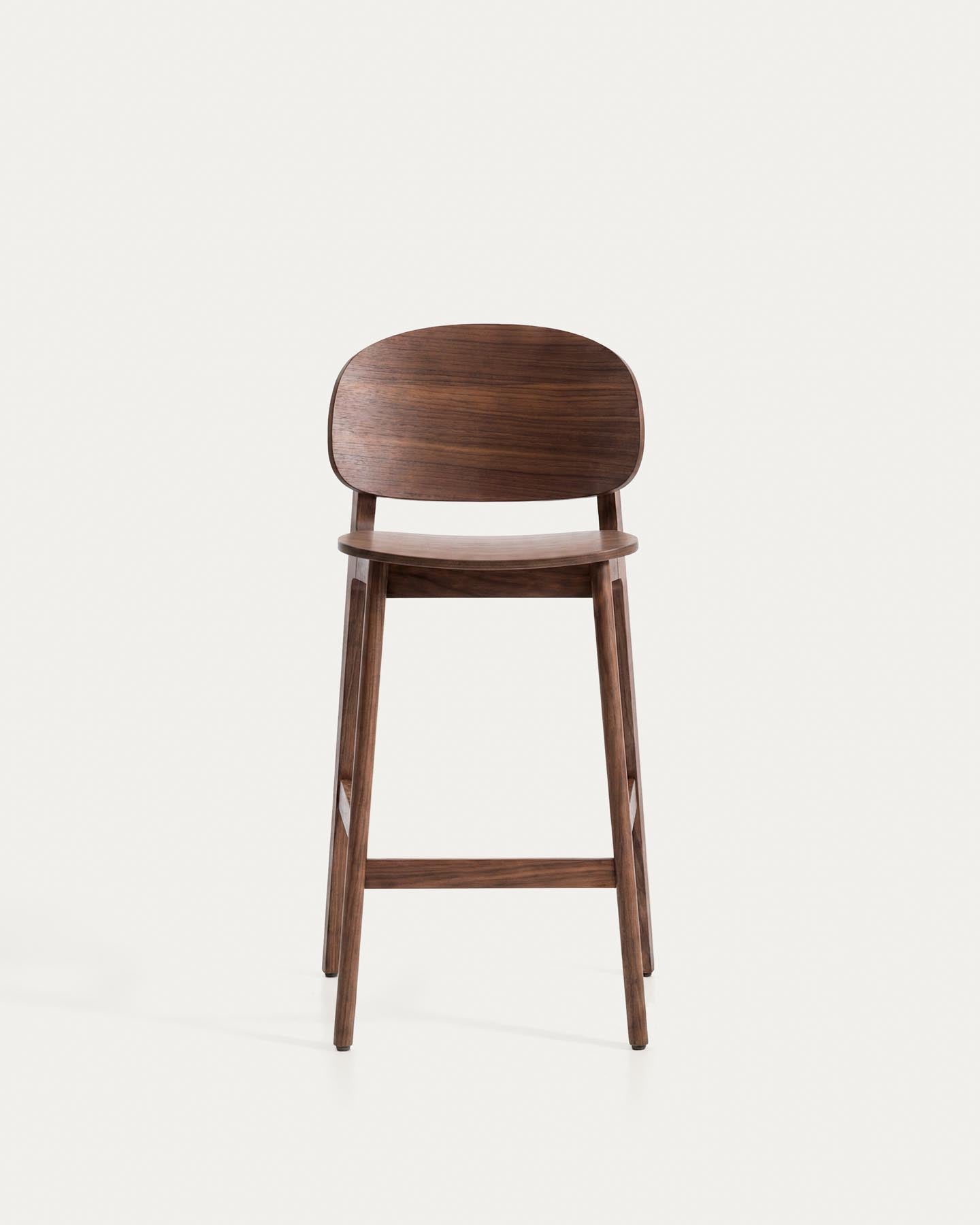 Hocker Ludara aus Eichenfurnier mit Nussbaumfinish, 65 cm in Braun präsentiert im Onlineshop von KAQTU Design AG. Barhocker ist von Kave Home