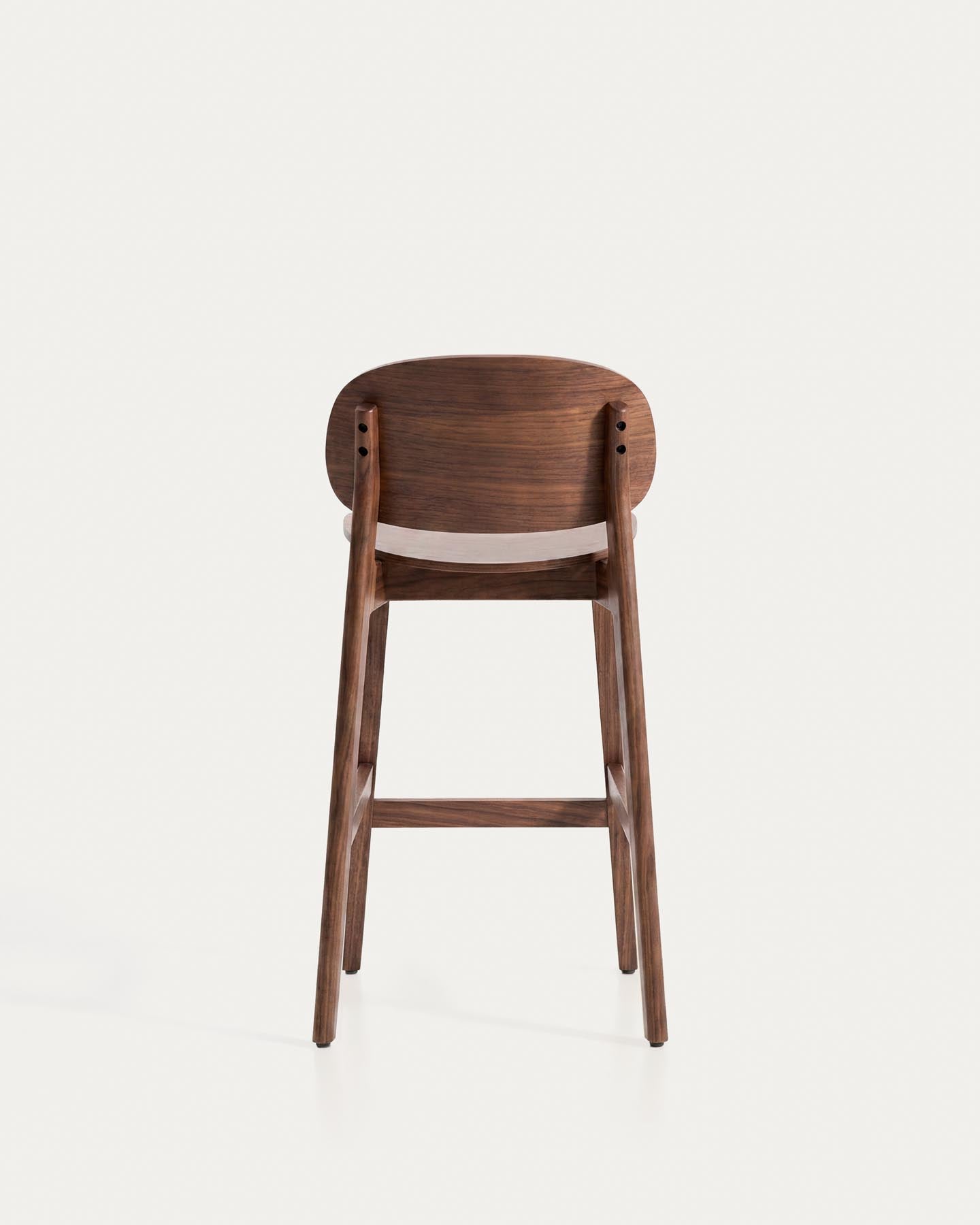 Hocker Ludara aus Eichenfurnier mit Nussbaumfinish, 65 cm in Braun präsentiert im Onlineshop von KAQTU Design AG. Barhocker ist von Kave Home