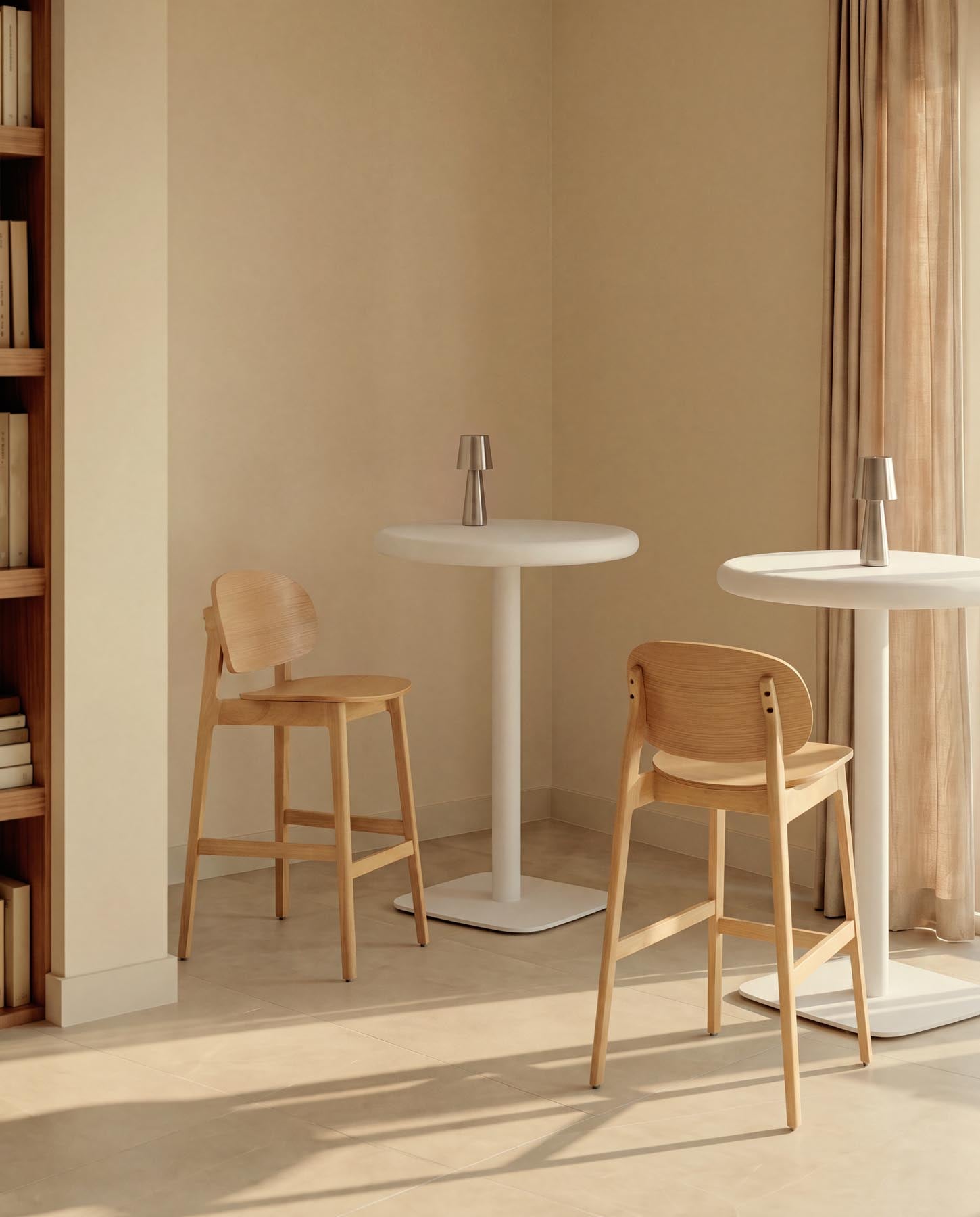 Hocker Ludara aus Eichenfurnier, 65 cm in Natur präsentiert im Onlineshop von KAQTU Design AG. Barhocker ist von Kave Home
