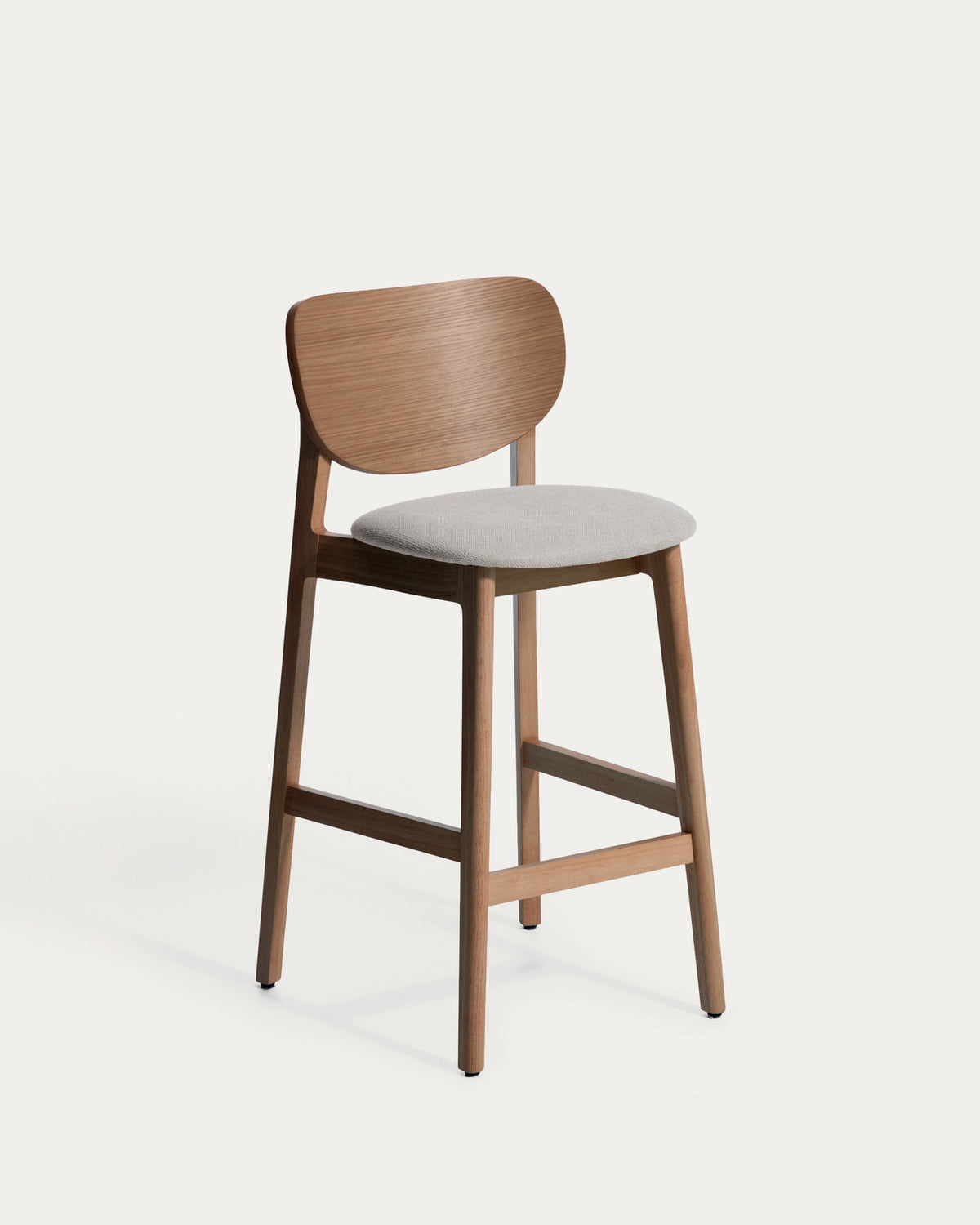 Hocker Ludara aus Eichenfurnier mit Nussbaumfinish und brauner Chenille, 65 cm in Braun präsentiert im Onlineshop von KAQTU Design AG. Barhocker ist von Kave Home