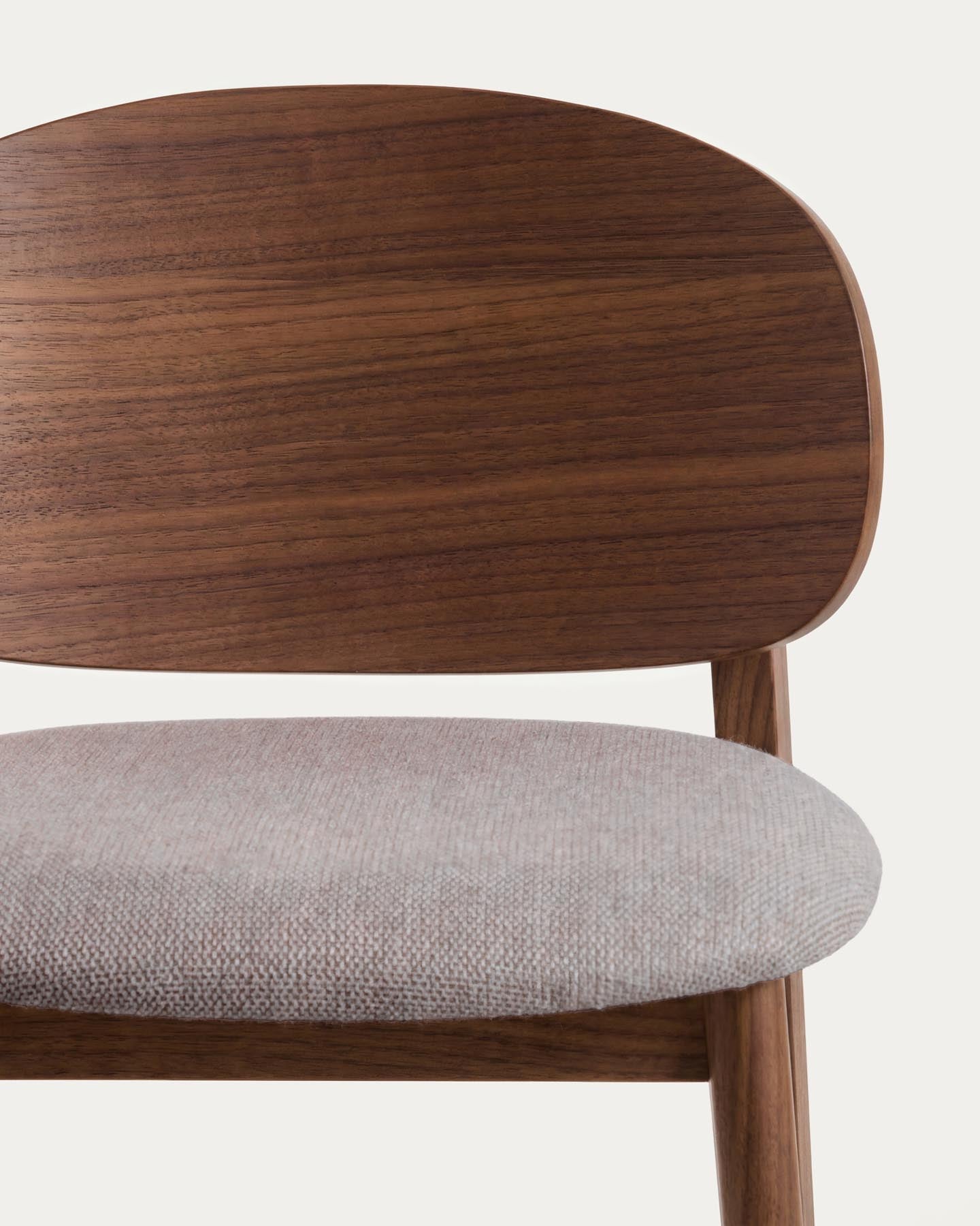 Hocker Ludara aus Eichenfurnier mit Nussbaumfinish und brauner Chenille, 65 cm in Braun präsentiert im Onlineshop von KAQTU Design AG. Barhocker ist von Kave Home