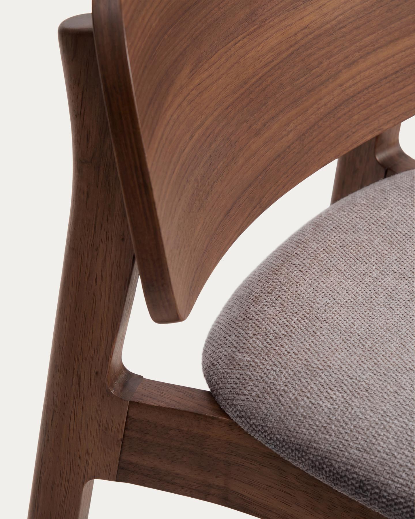 Hocker Ludara aus Eichenfurnier mit Nussbaumfinish und brauner Chenille, 65 cm in Braun präsentiert im Onlineshop von KAQTU Design AG. Barhocker ist von Kave Home