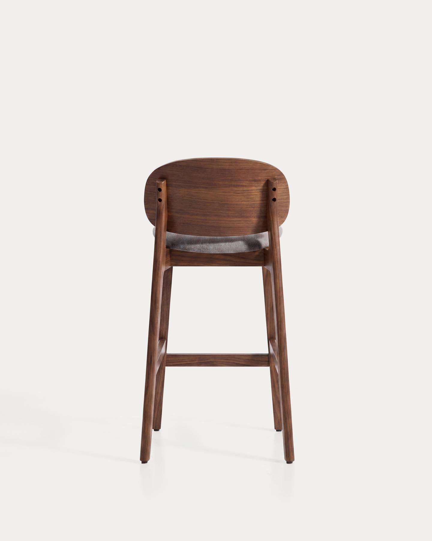 Hocker Ludara aus Eichenfurnier mit Nussbaumfinish und brauner Chenille, 65 cm in Braun präsentiert im Onlineshop von KAQTU Design AG. Barhocker ist von Kave Home