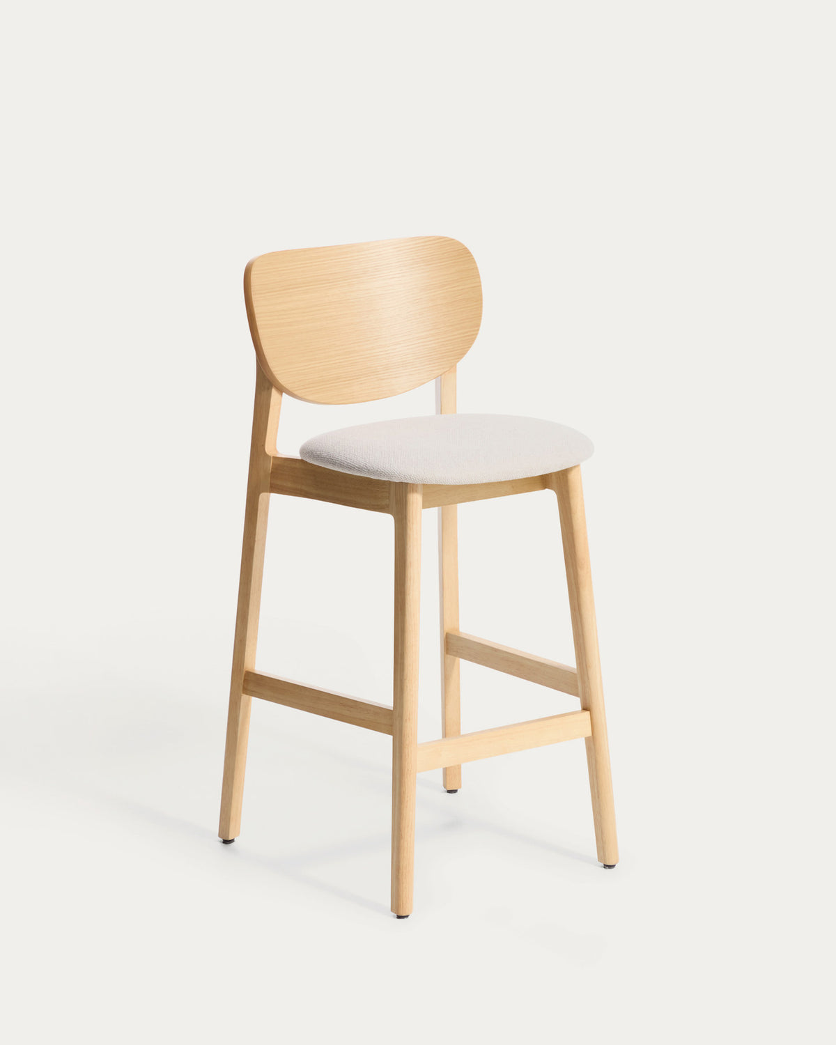 Hocker Ludara aus Eichenfurnier mit beiger Chenille, 65 cm in Beige präsentiert im Onlineshop von KAQTU Design AG. Barhocker ist von Kave Home