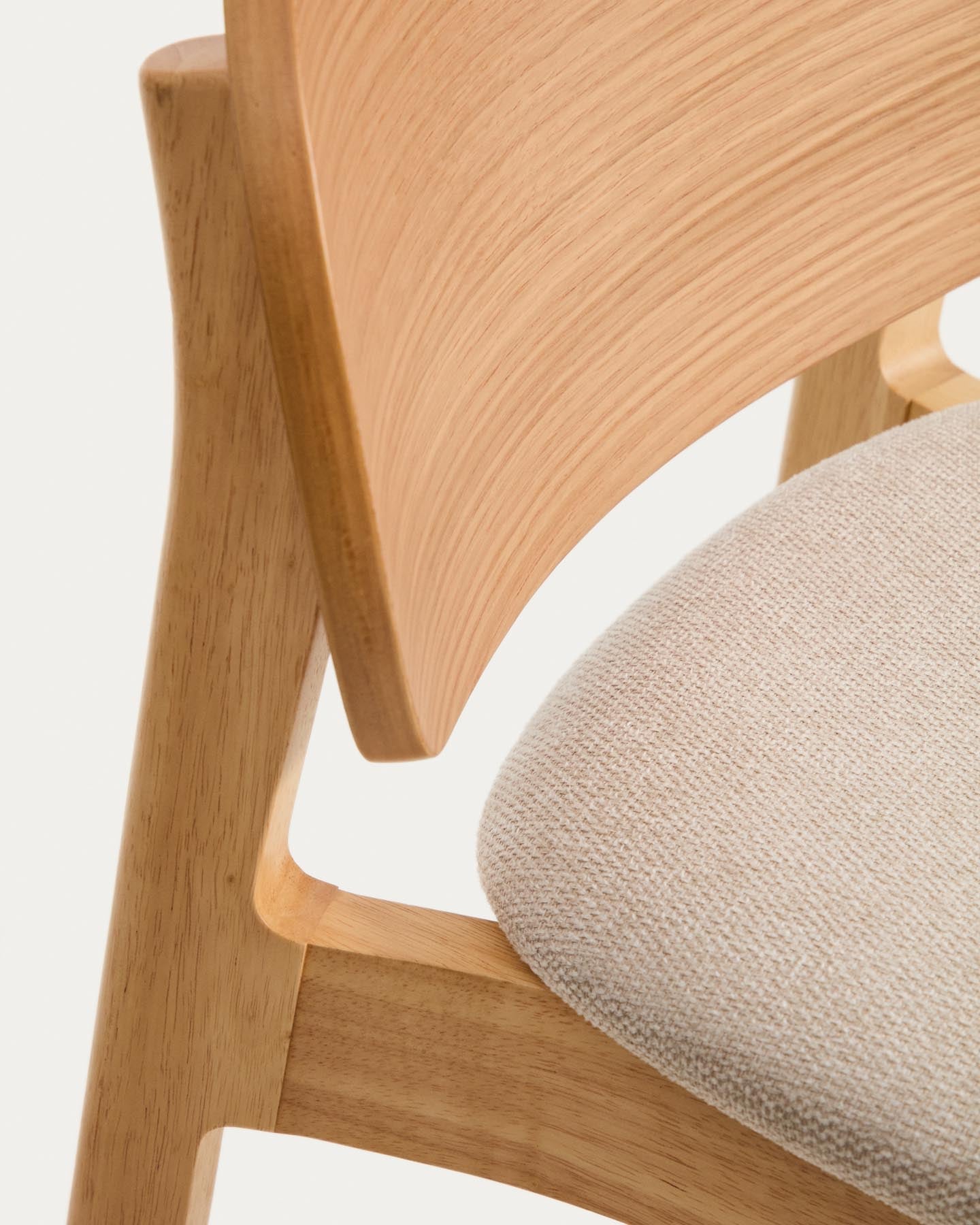 Hocker Ludara aus Eichenfurnier mit beiger Chenille, 65 cm in Natur präsentiert im Onlineshop von KAQTU Design AG. Barhocker ist von Kave Home