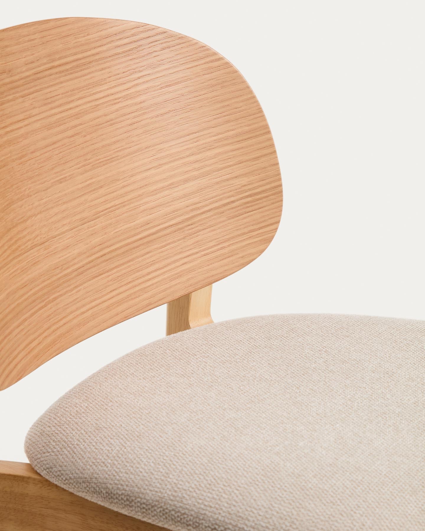 Hocker Ludara aus Eichenfurnier mit beiger Chenille, 65 cm in Natur präsentiert im Onlineshop von KAQTU Design AG. Barhocker ist von Kave Home