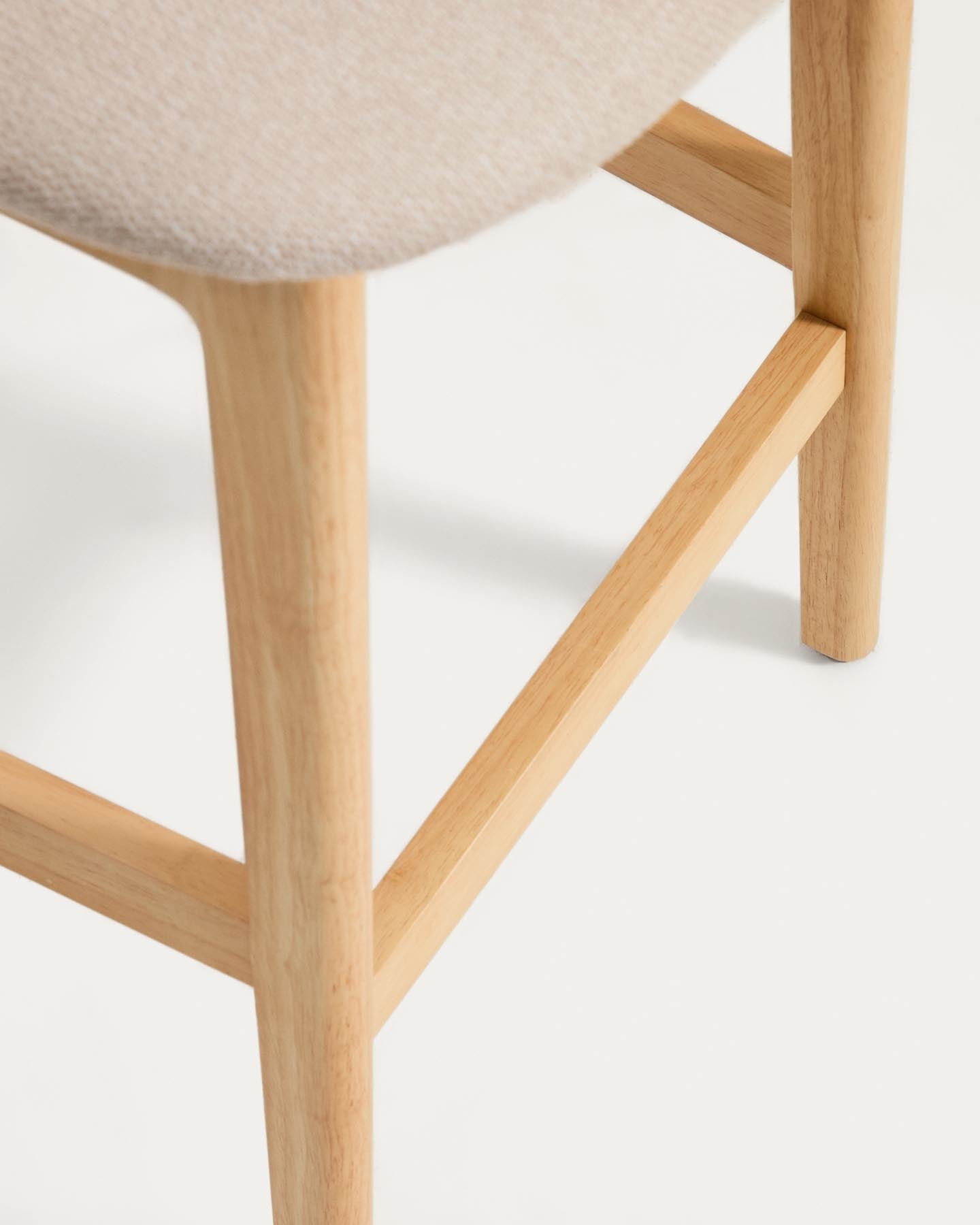 Hocker Ludara aus Eichenfurnier mit beiger Chenille, 65 cm in Natur präsentiert im Onlineshop von KAQTU Design AG. Barhocker ist von Kave Home