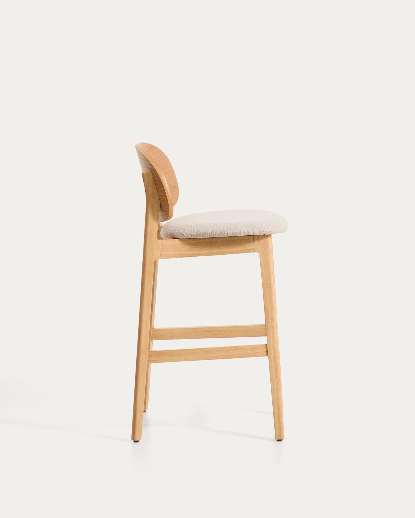 Hocker Ludara aus Eichenfurnier mit beiger Chenille, 65 cm in Natur präsentiert im Onlineshop von KAQTU Design AG. Barhocker ist von Kave Home