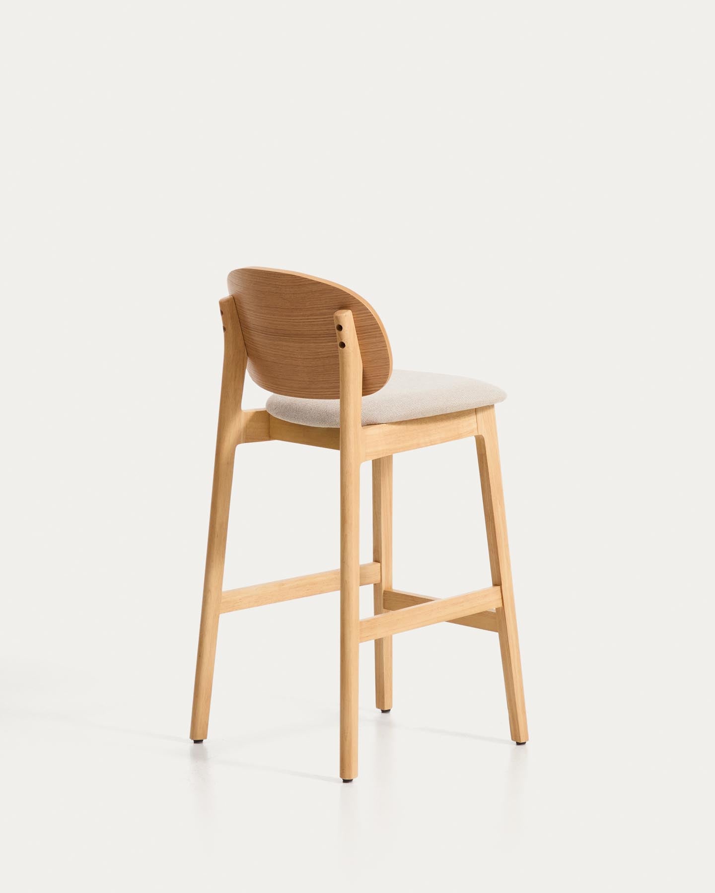 Hocker Ludara aus Eichenfurnier mit beiger Chenille, 65 cm in Natur präsentiert im Onlineshop von KAQTU Design AG. Barhocker ist von Kave Home