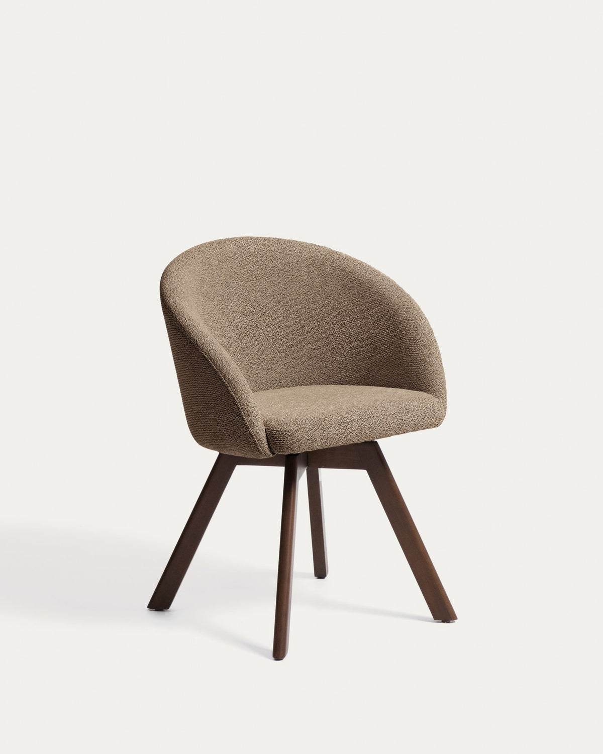 Marvin Drehstuhl mit brauner Chenille Beine aus massiver Buche mit Nussholzfinish FSC 100% in Braun präsentiert im Onlineshop von KAQTU Design AG. Dreh-Schalenstuhl mit Armlehnen ist von Kave Home