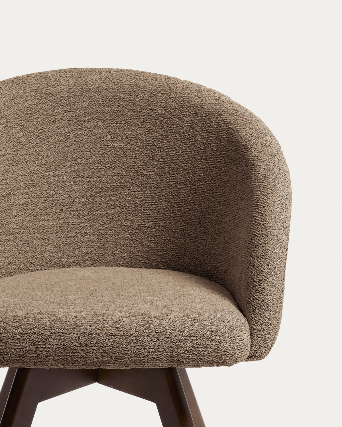 Marvin Drehstuhl mit brauner Chenille Beine aus massiver Buche mit Nussholzfinish FSC 100% in Braun präsentiert im Onlineshop von KAQTU Design AG. Dreh-Schalenstuhl mit Armlehnen ist von Kave Home