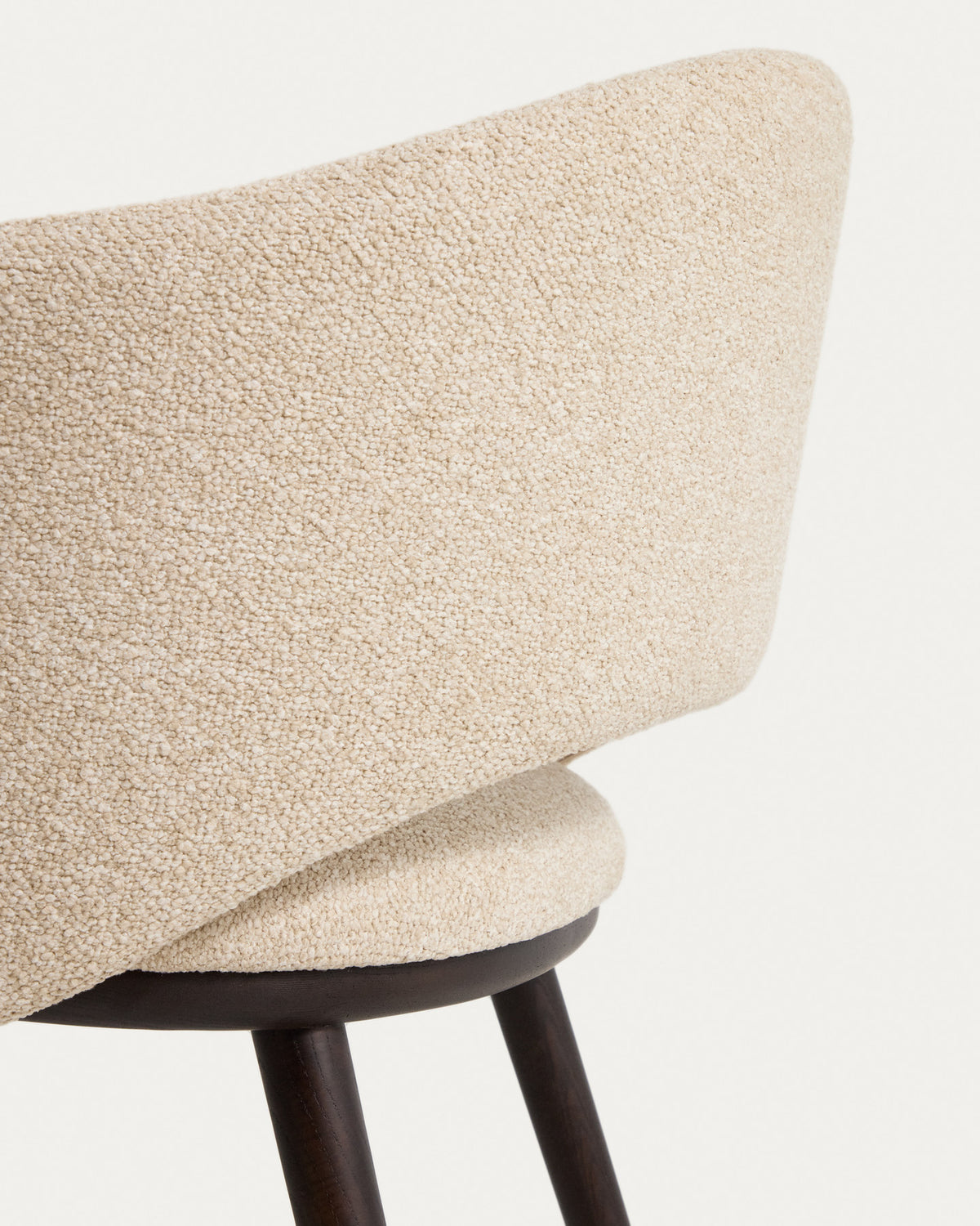 Beiger Polsterstuhl Maina mit Chenille-Bezug, geschwungener Lehne und dunklen Holzbeinen