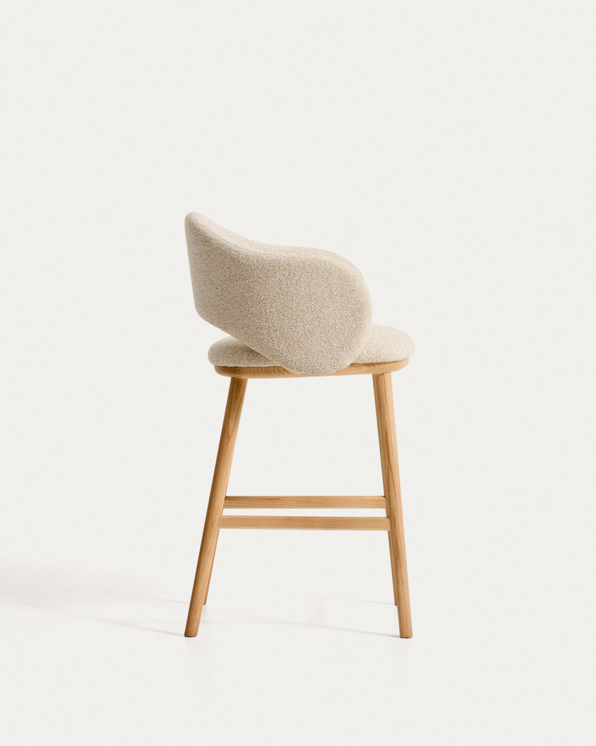 Barhocker Maina in Beige mit Chenille-Bezug, geschwungener Lehne und Beinen aus Eschenholz